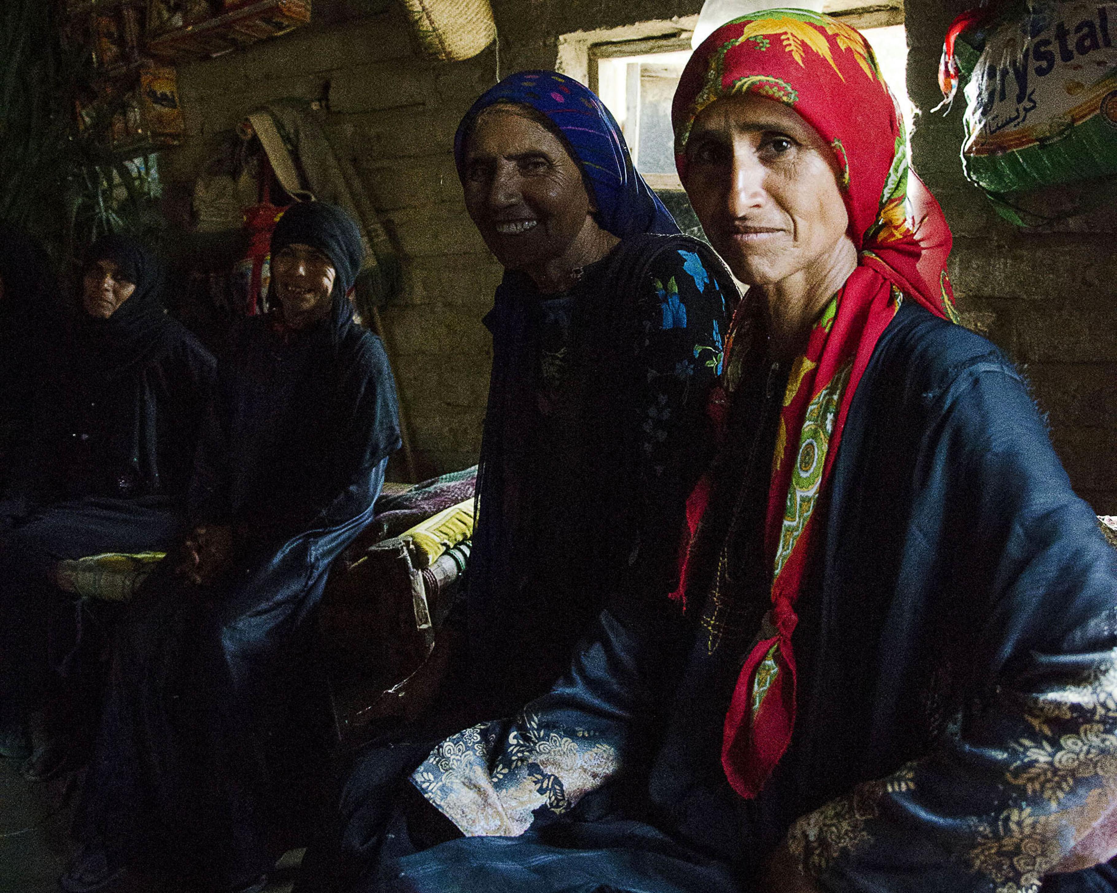 Khamisas Verwandten sitzen gemeinsam in ihrem Zuhause