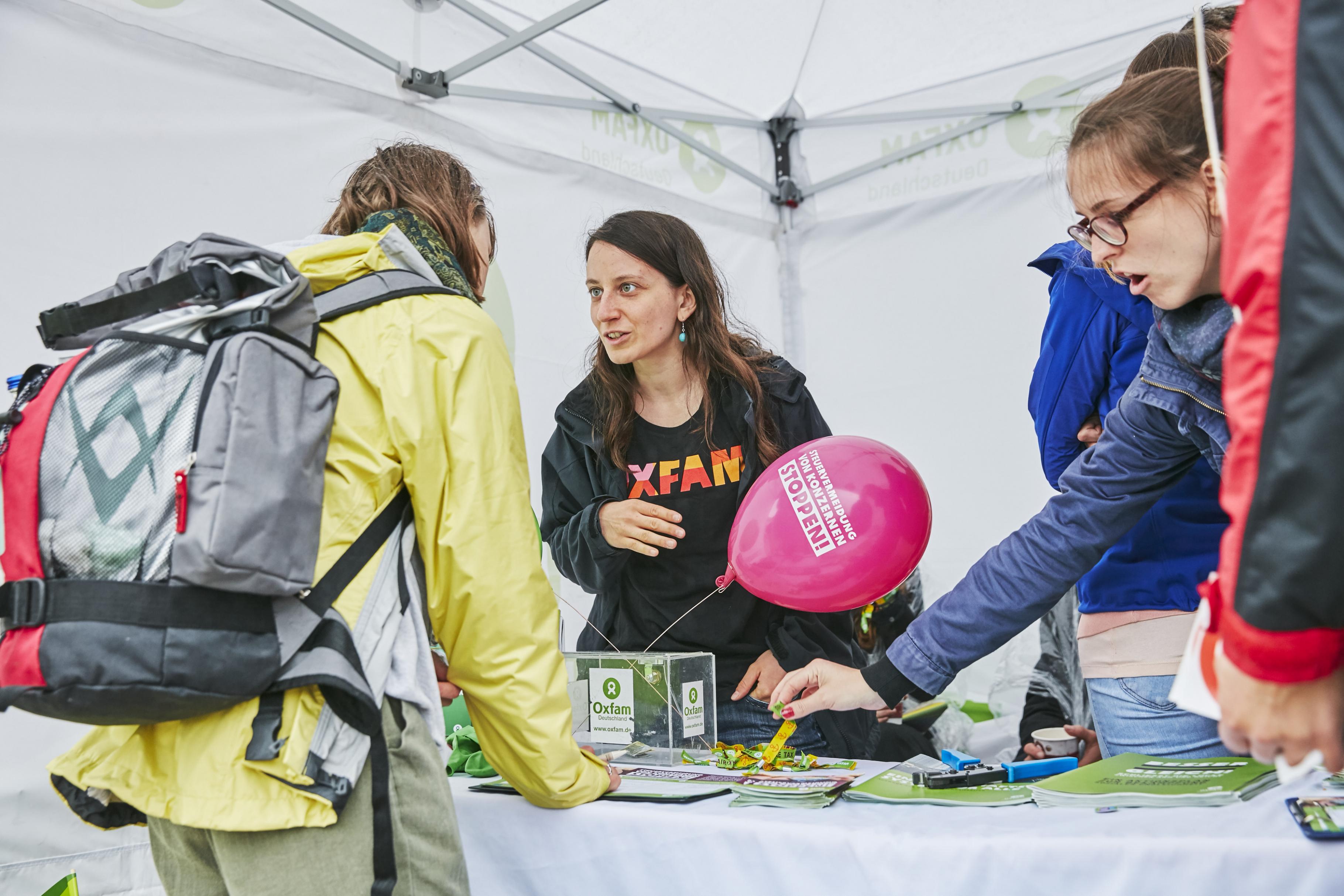 Eva Vayhinger am Oxfam-Infostand