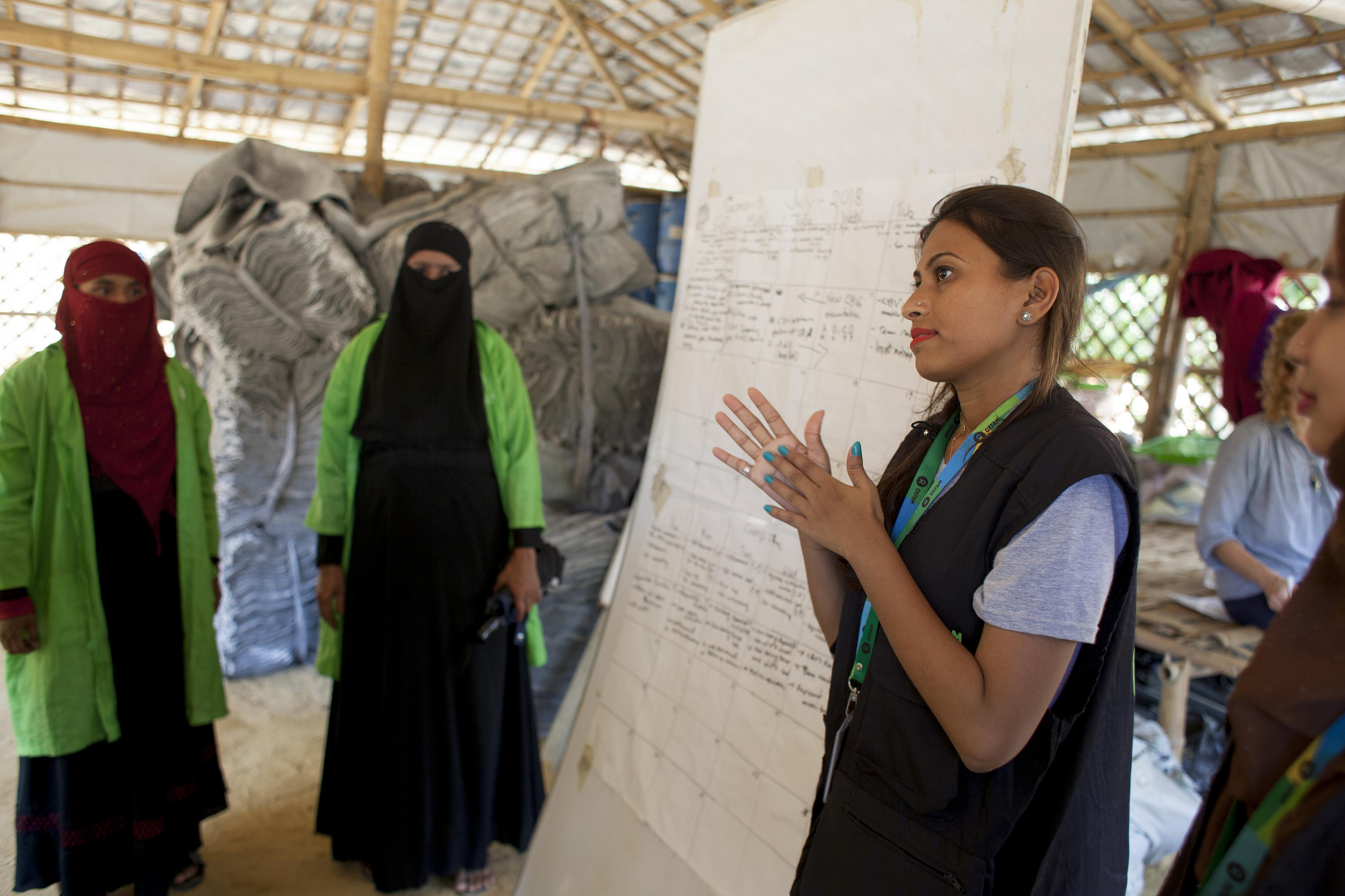 Iffat Tahmid Fatema trainiert Freiwillige in einem Flüchtlingscamp