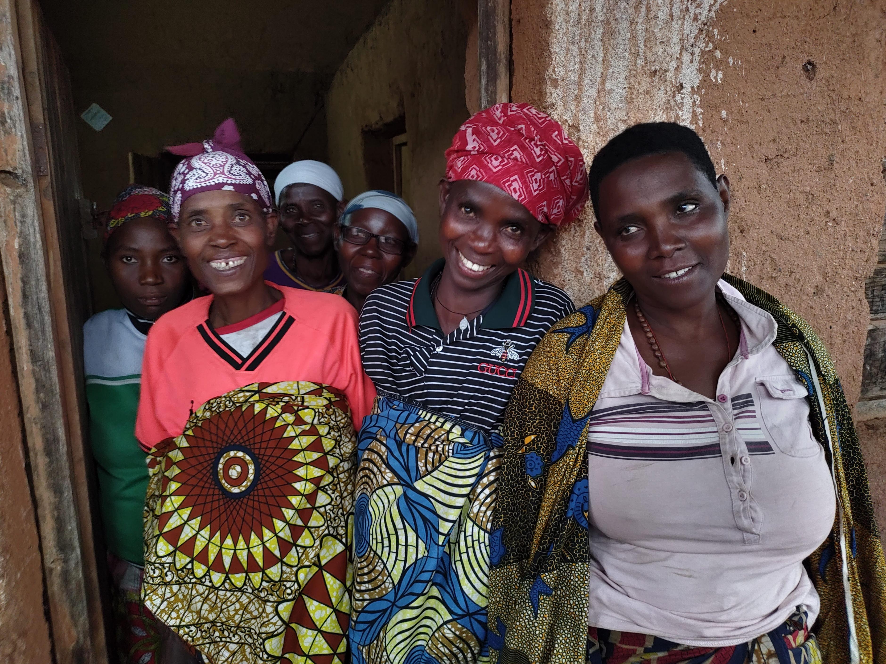 Sechs Frauen der Solidargruppe Bushigikirane. Die Frauen sparen gemeinsam, geben einander Kredite und machen gemeinsame Investitionen. Seit 2018 betreiben sie gemeinsam ein Restaurant. Dabei werden sie von unserer Partnerorganisation ADISCO unterstützt.