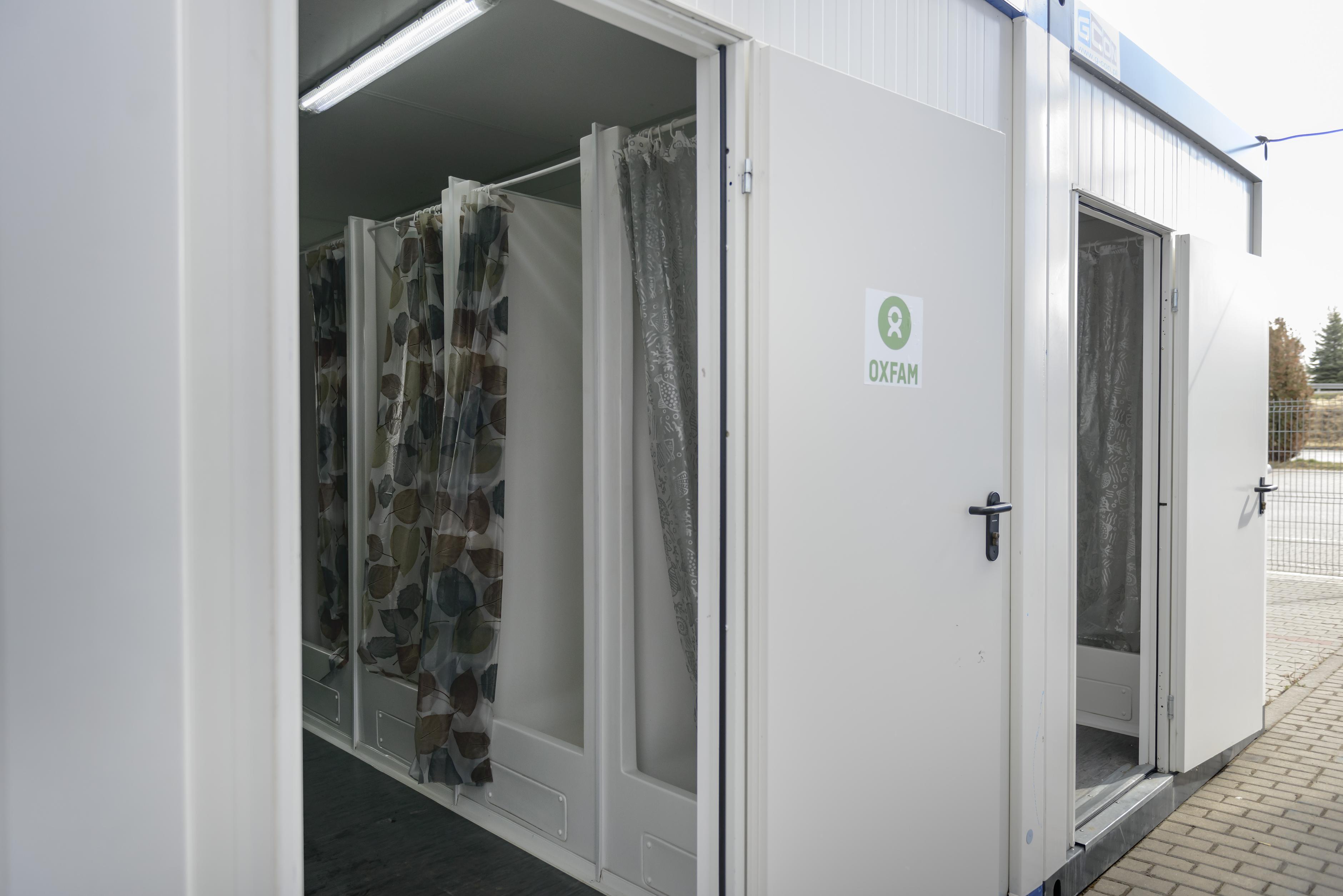 Einblick in von Oxfam installierte Duschen in Korczowa