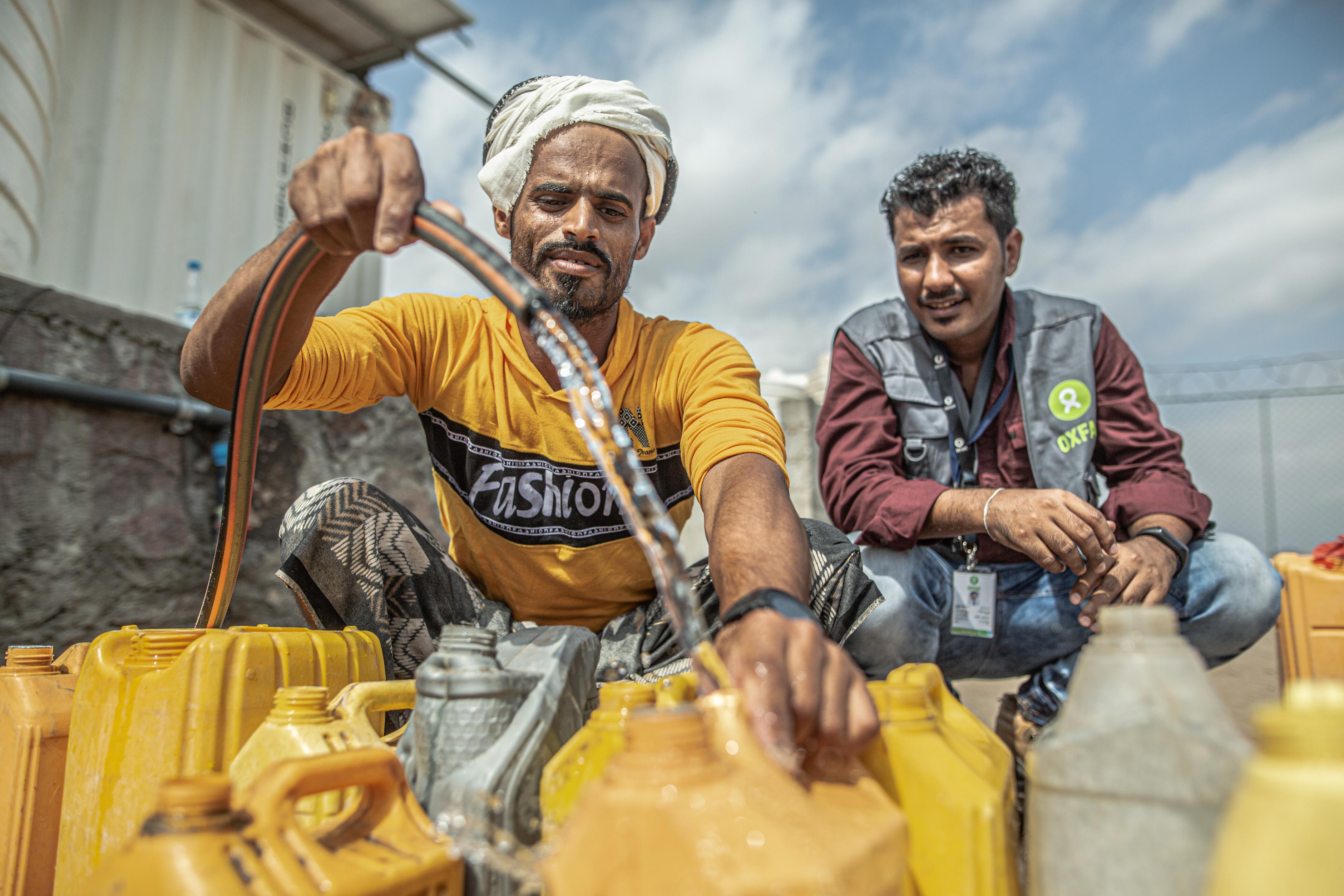 Badr Abdulla mit Wasserkanister