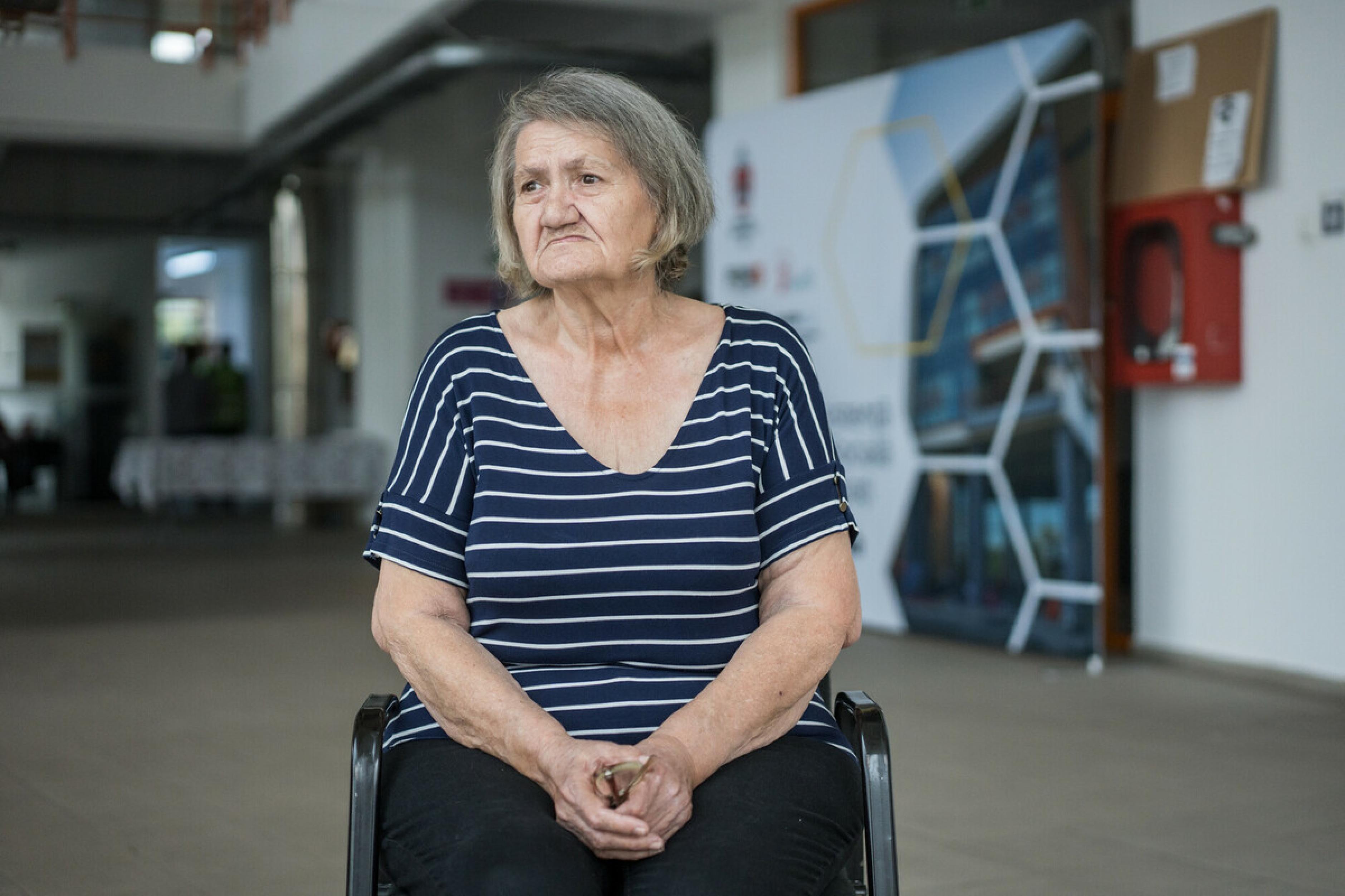 Valentina*, eine 75-jährige Geflüchtete aus der Ukraine, ist früher Englischprofessorin gewesen. Jetzt sitzt sie auf einem Stuhl im Zentrum für humanitäre und soziale Hilfe in Rumänien und hat einen sorgenvollen Blick.