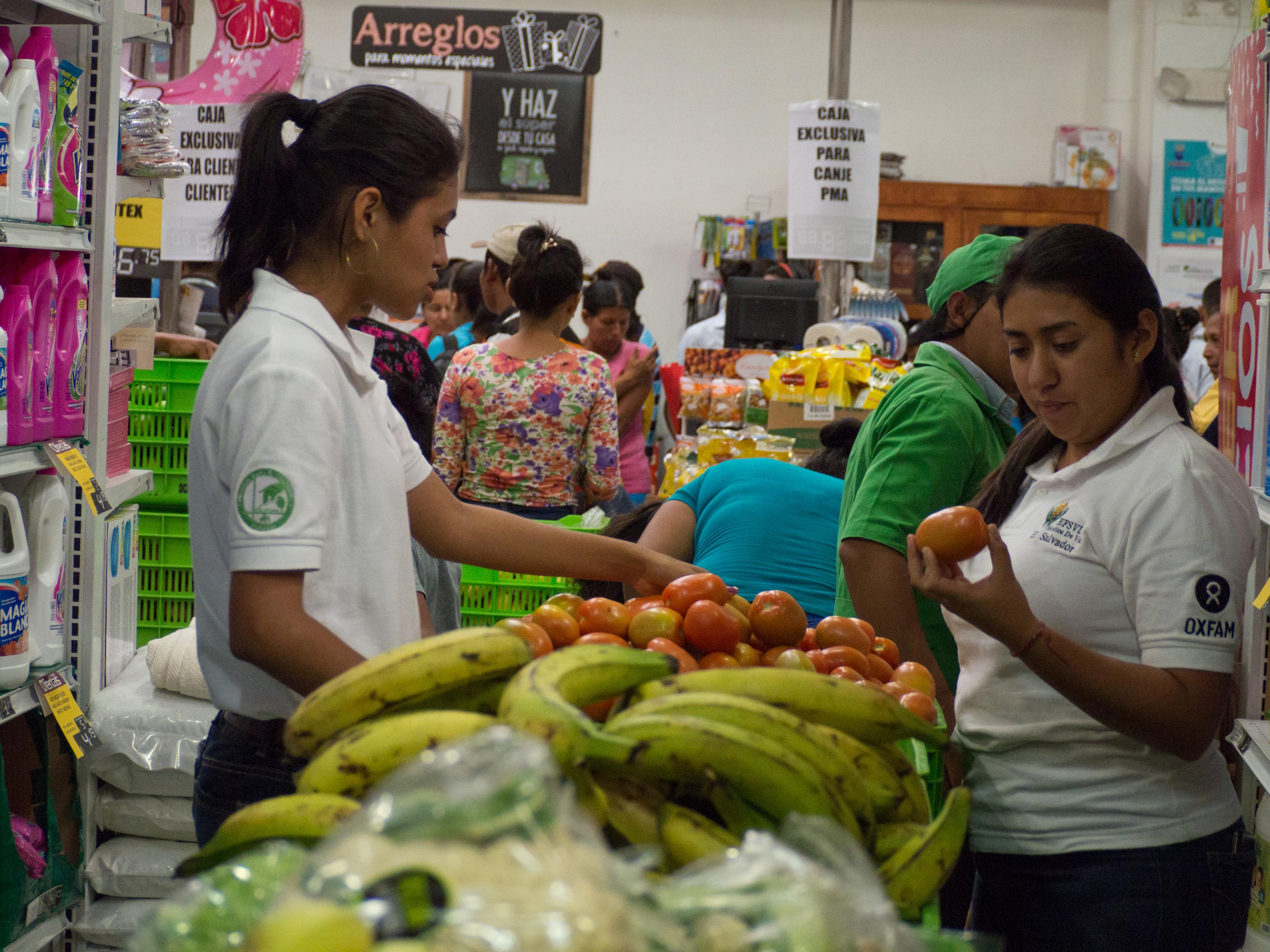 Tania Landaverde und Roxana Cubias kontrollieren Lebensmittel in einem Supermarkt © Oxfam America