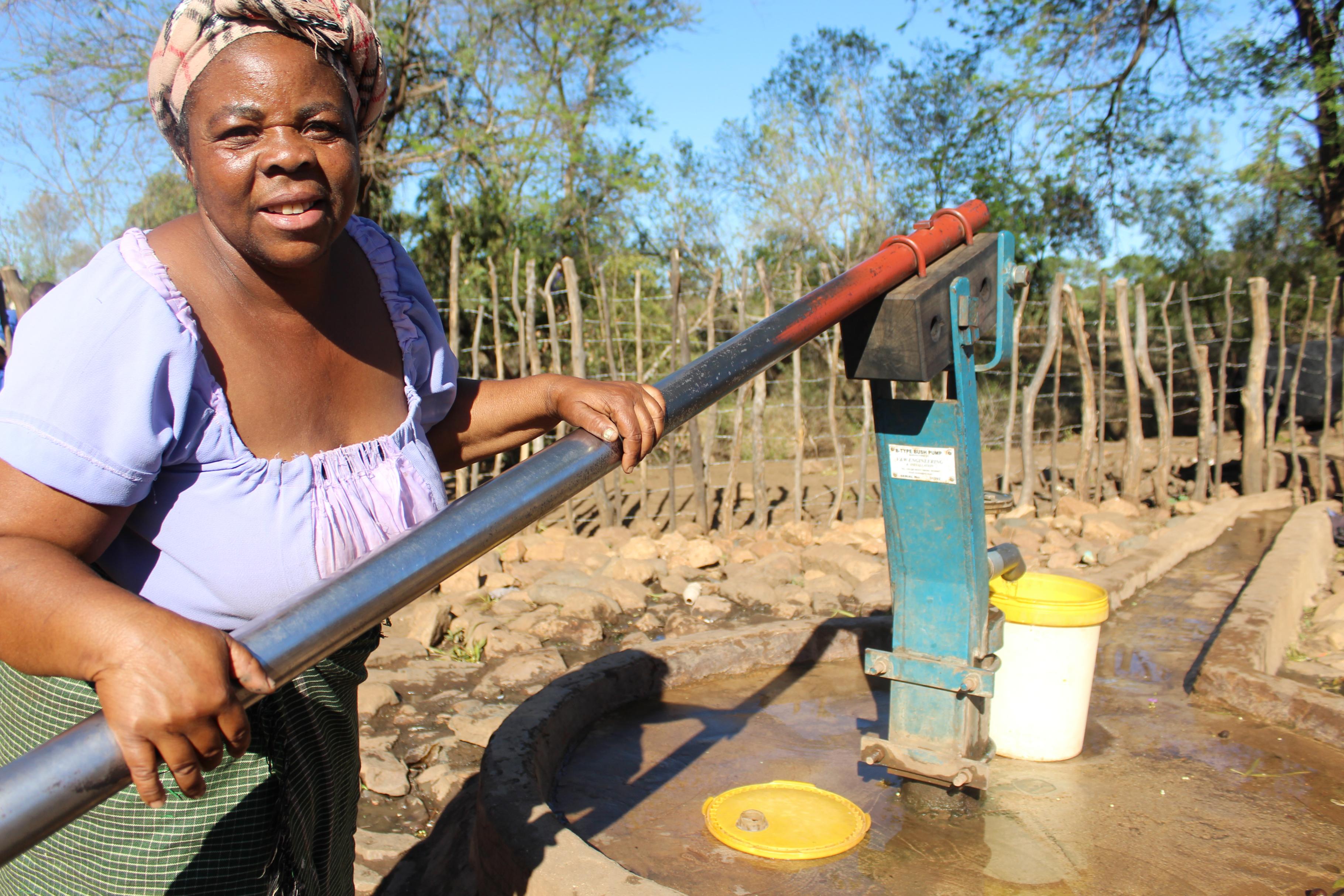 Patricia Tavaruva aus Simbabwe an Wasserstelle