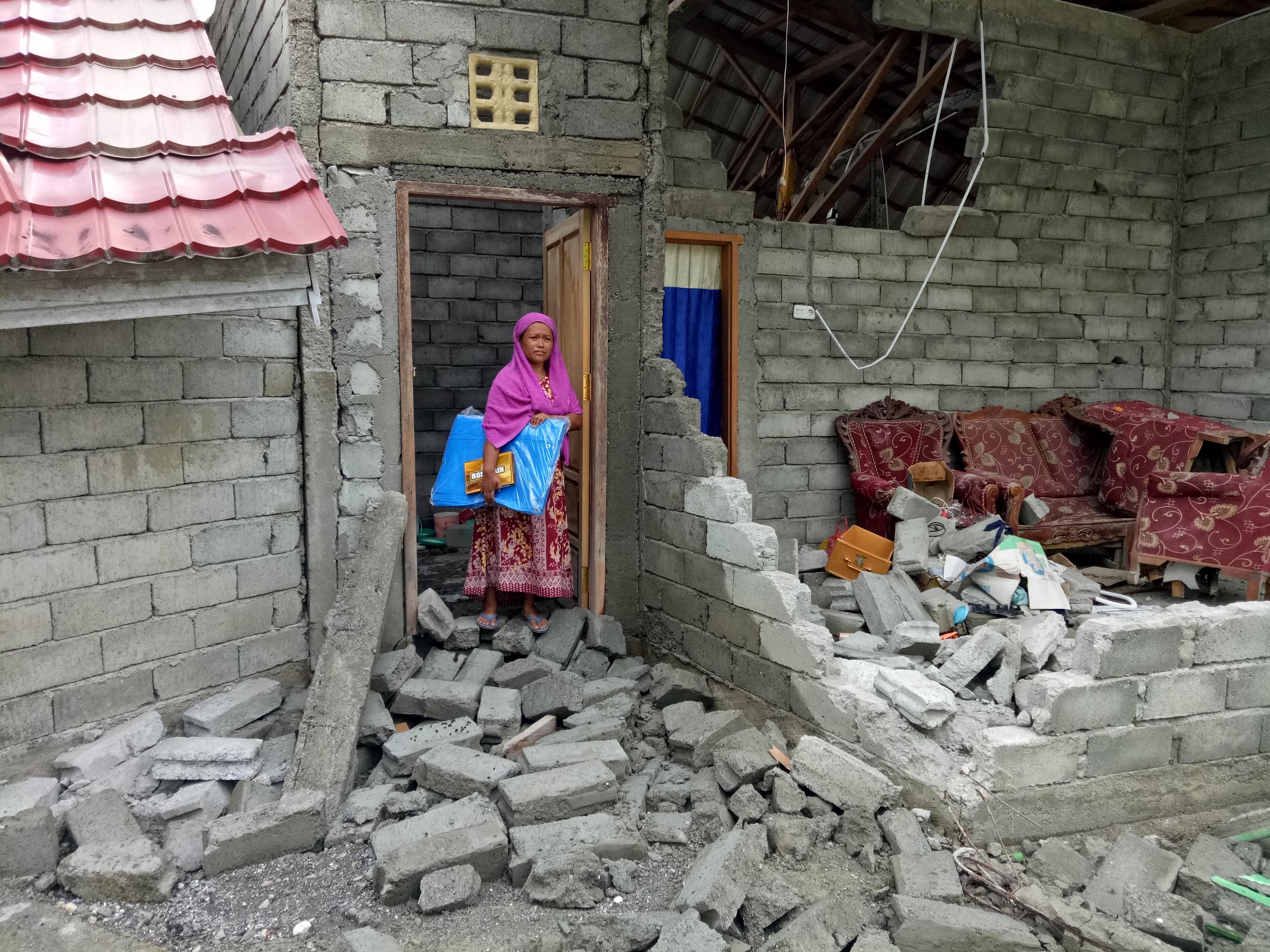 Indonesien: Mas'ad steht vor ihrem eingestürzten Haus