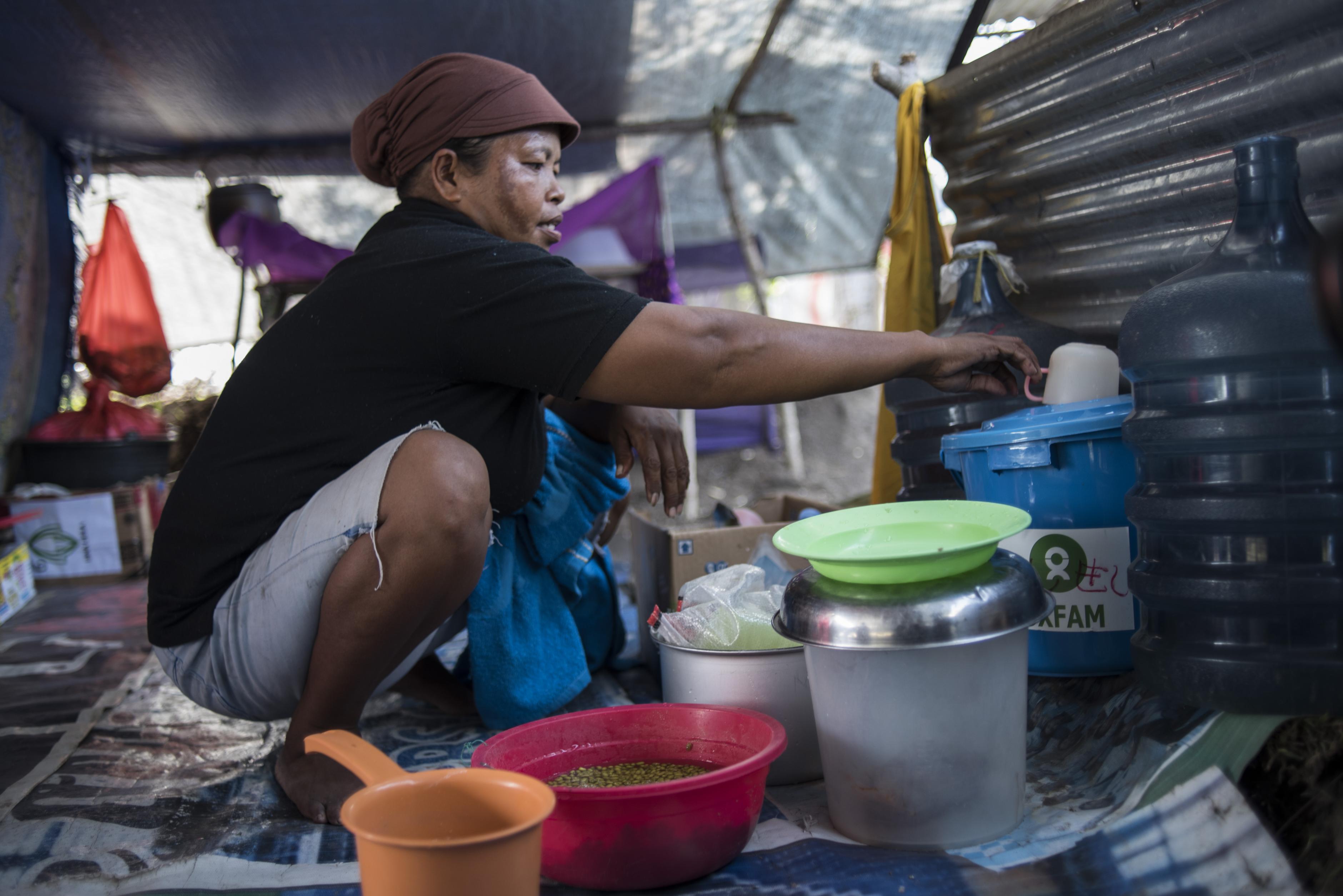Indonesien: Aina bereitet ihr Essen mit sauberem Wasser zu