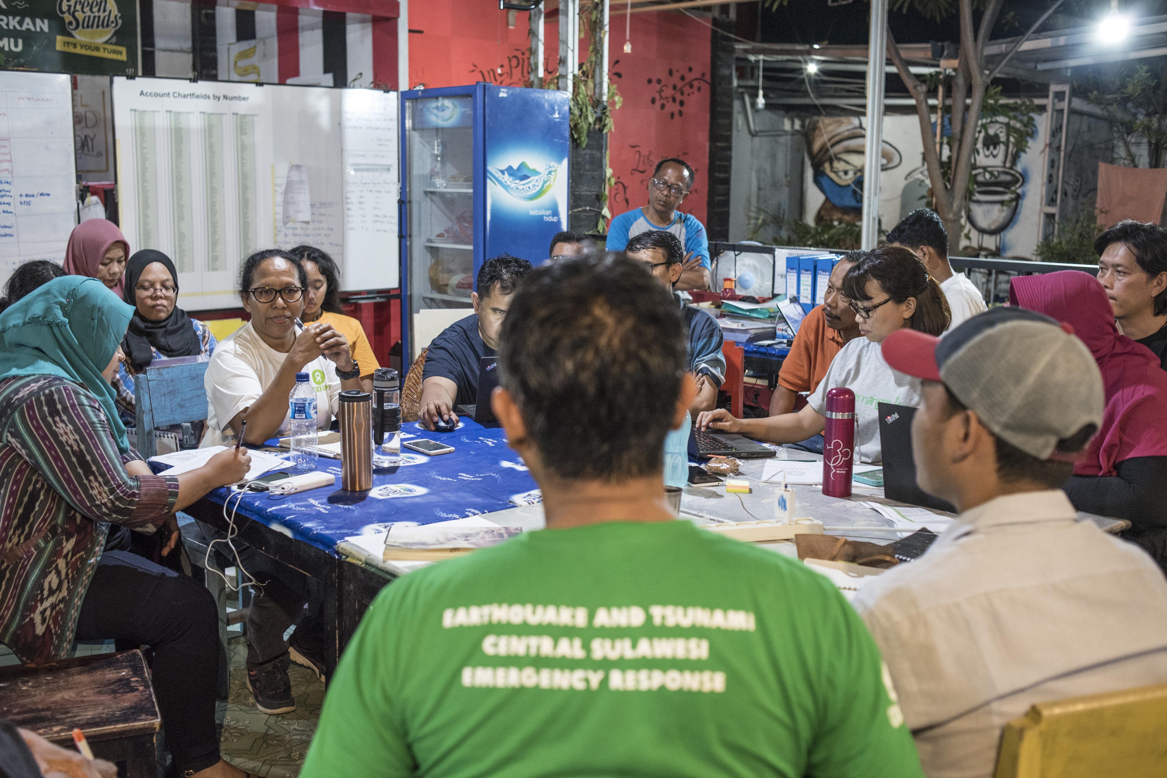 Oxfams Nothilfe-Expertin Ancilla Bere bei einem Treffen des Hubs in Palu