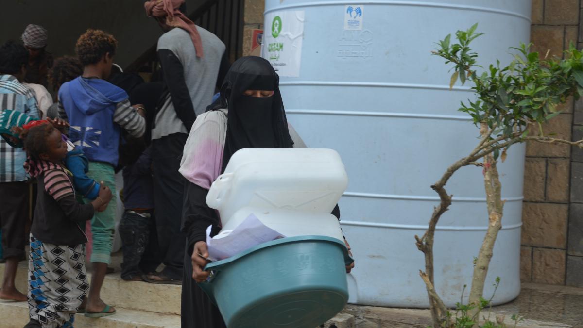 Eine Frau aus dem Jemen trägt ein Hygiene-Set