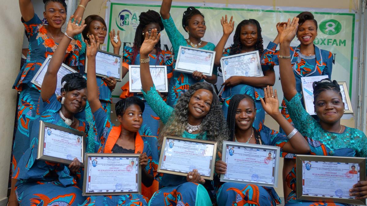 Elf Absolventinnen erhalten ihr staatliches Diplom in Benin