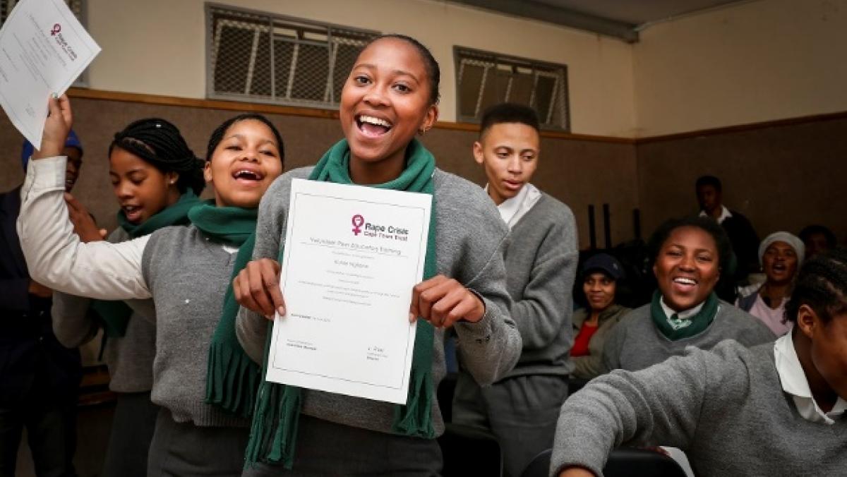 Südafrika: Die jugendlichen Multiplikator/innen in Khayelitsha erhalten ihre Fortbildungszertifikate