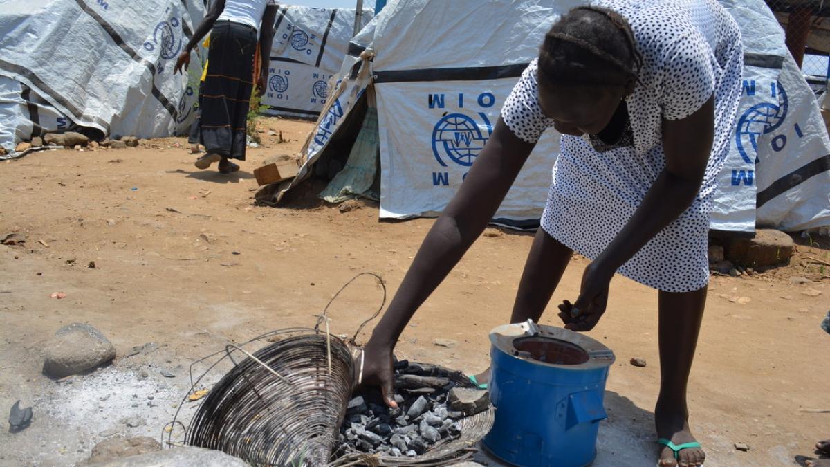 UN Flüchtlingscamp Südsudan: Frau mit kleinem Herd