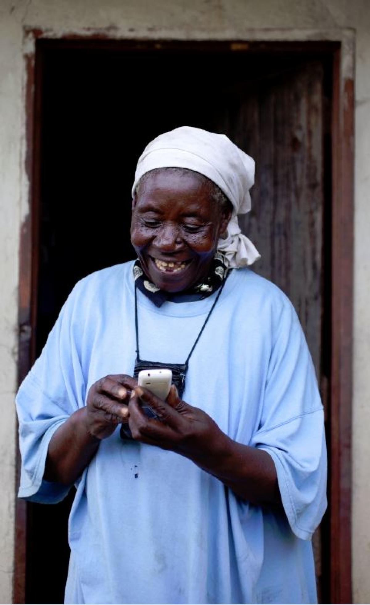 Florence aus Simbabwe erhält finanzielle Unterstützung per Mobiltelefon