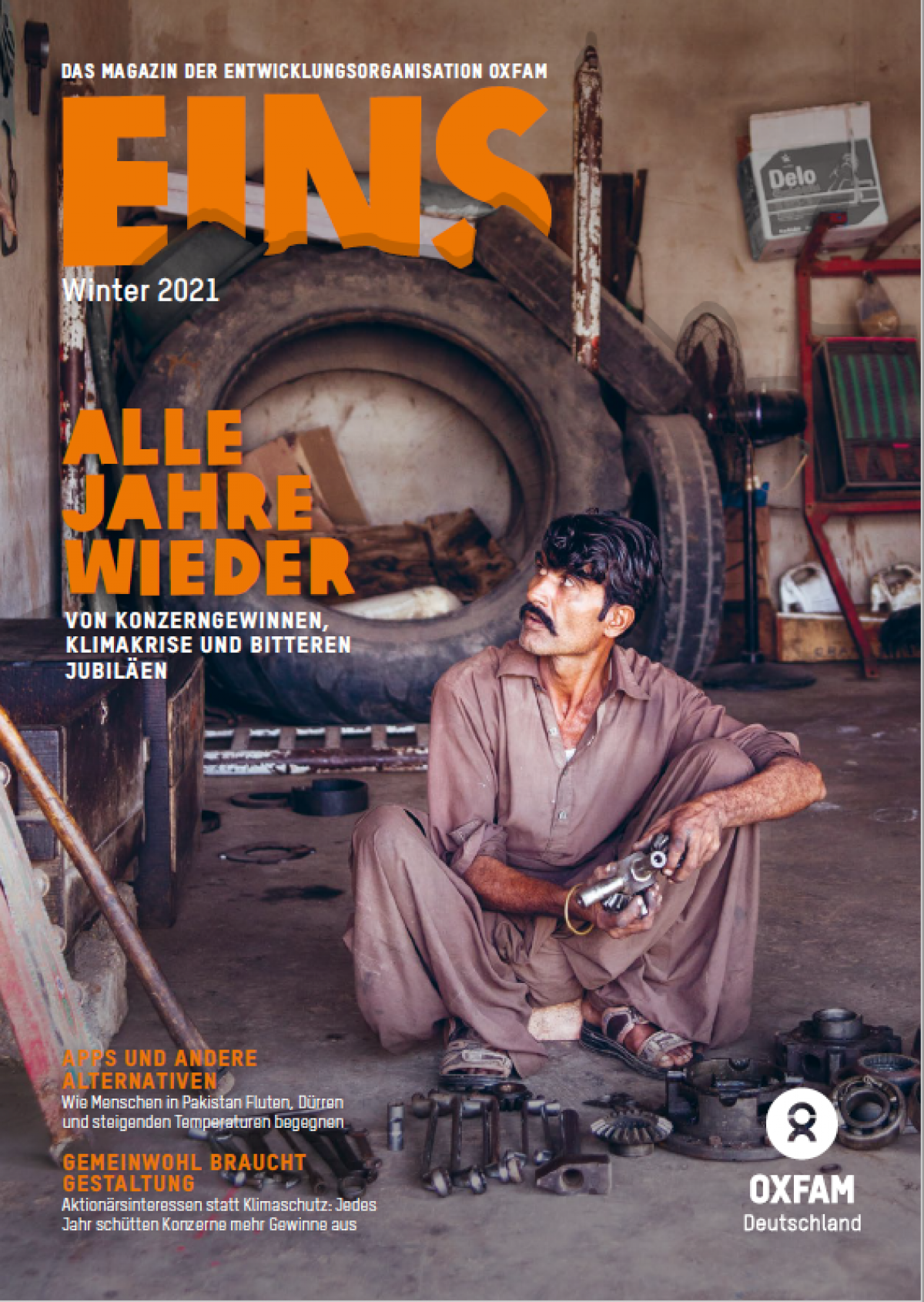Coverbild der EINS: Ein Mann sitzt auf einem Steinboden in einer Werkstatt mit einem Werkzeug in den Händen. Vor ihm liegen weitere Werkzeuge.