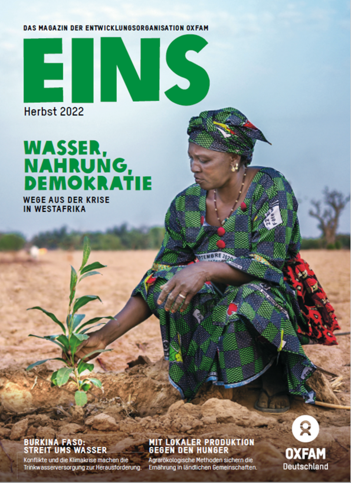 Titelbild der EINS-Herbstausgabe 2022 mit dem Titel "Wasser, Nahrung, Demokratie - Wege aus der Krise in Westafrika": Eine Frau (in grün gekleidet) hockt neben einerm Sprössling. Um sie herum ist weitflächig vertrockneter Boden zu sehen.