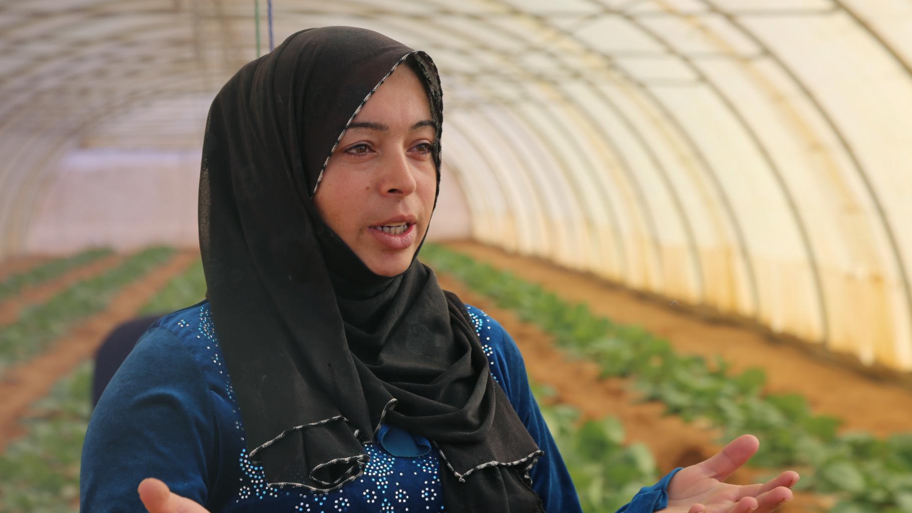 Ghozlan spricht in einem Gewächshaus im Zaatari-Camp in Jordanien