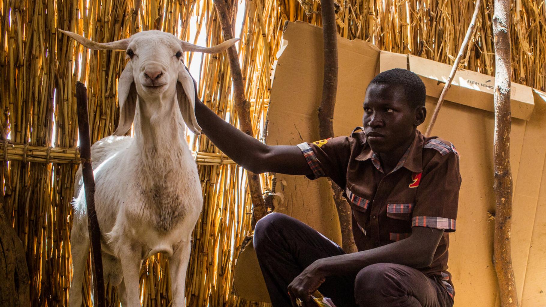  Kassouma Ouagada mit einer Ziege im Flüchtlingscam Assaga