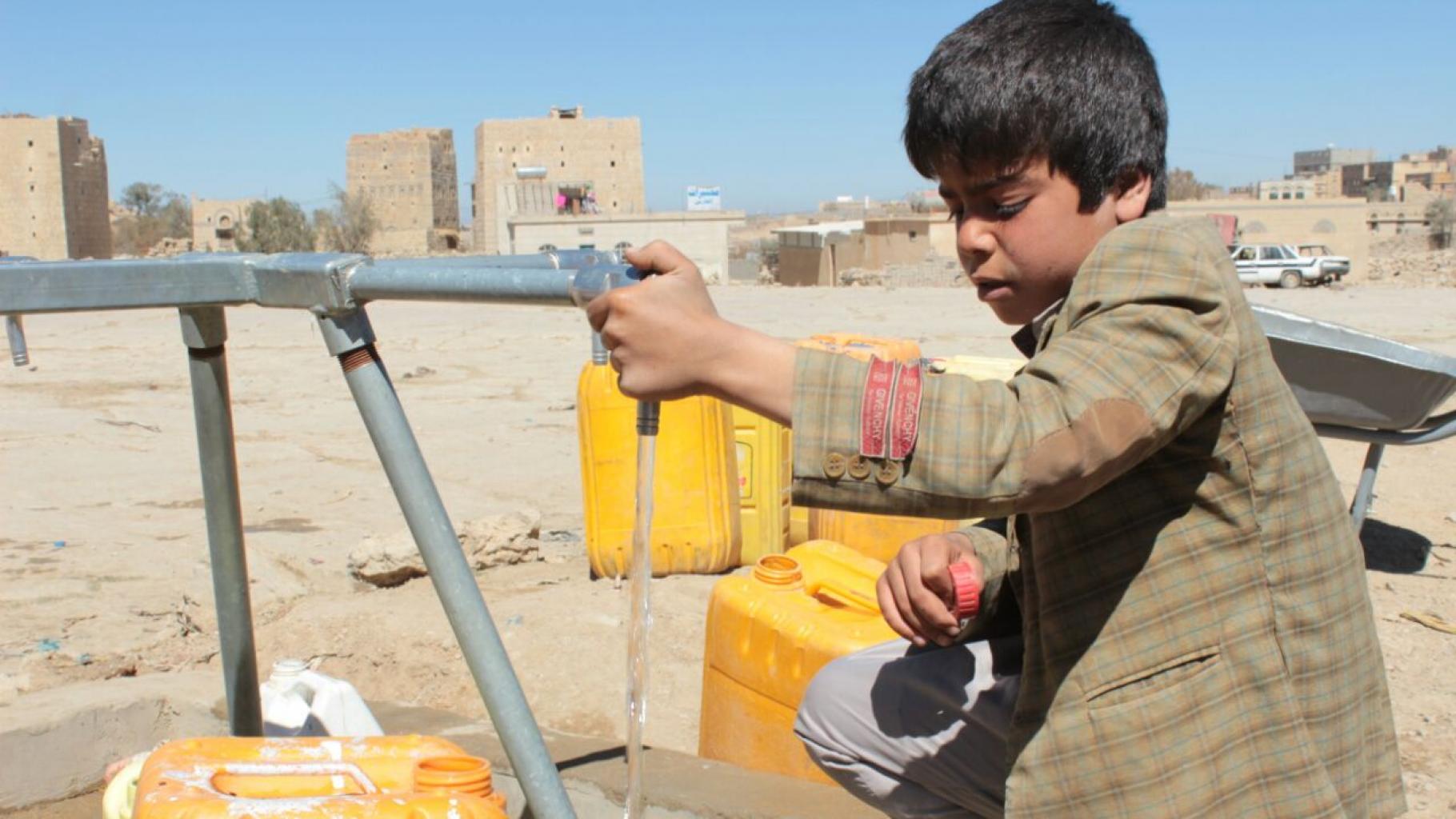 Der Junge Mujahed (Name geändert) lebt mit seiner Familie und Hunderten von anderen Binnenvertriebenen im Huth-Camp im Jemen