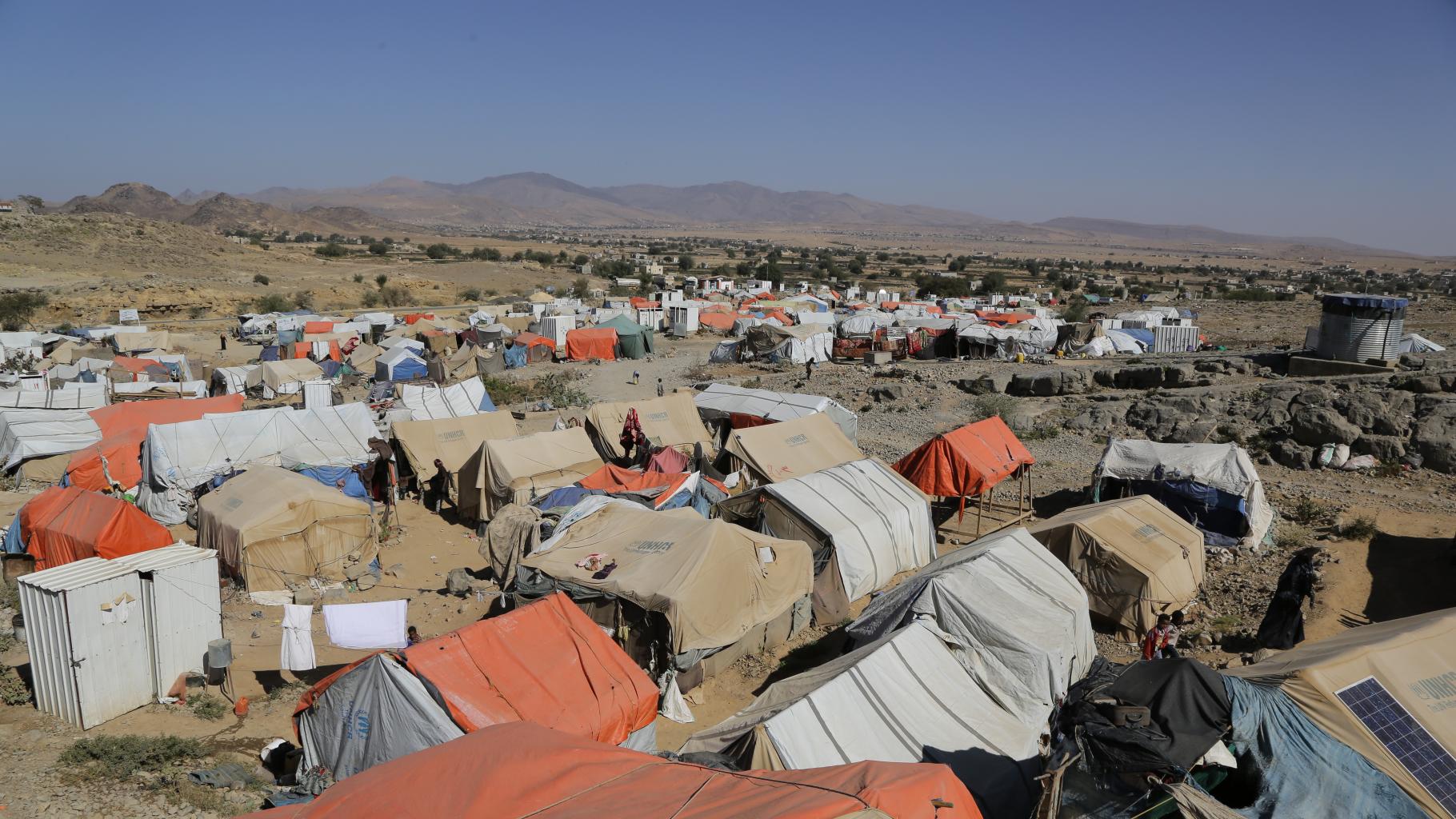 Ein Camp für Binnenflüchtlinge im Jemen. Oxfam versorgt die Menschen mit Trinkwasser und anderen lebensnotwendigen Dingen.