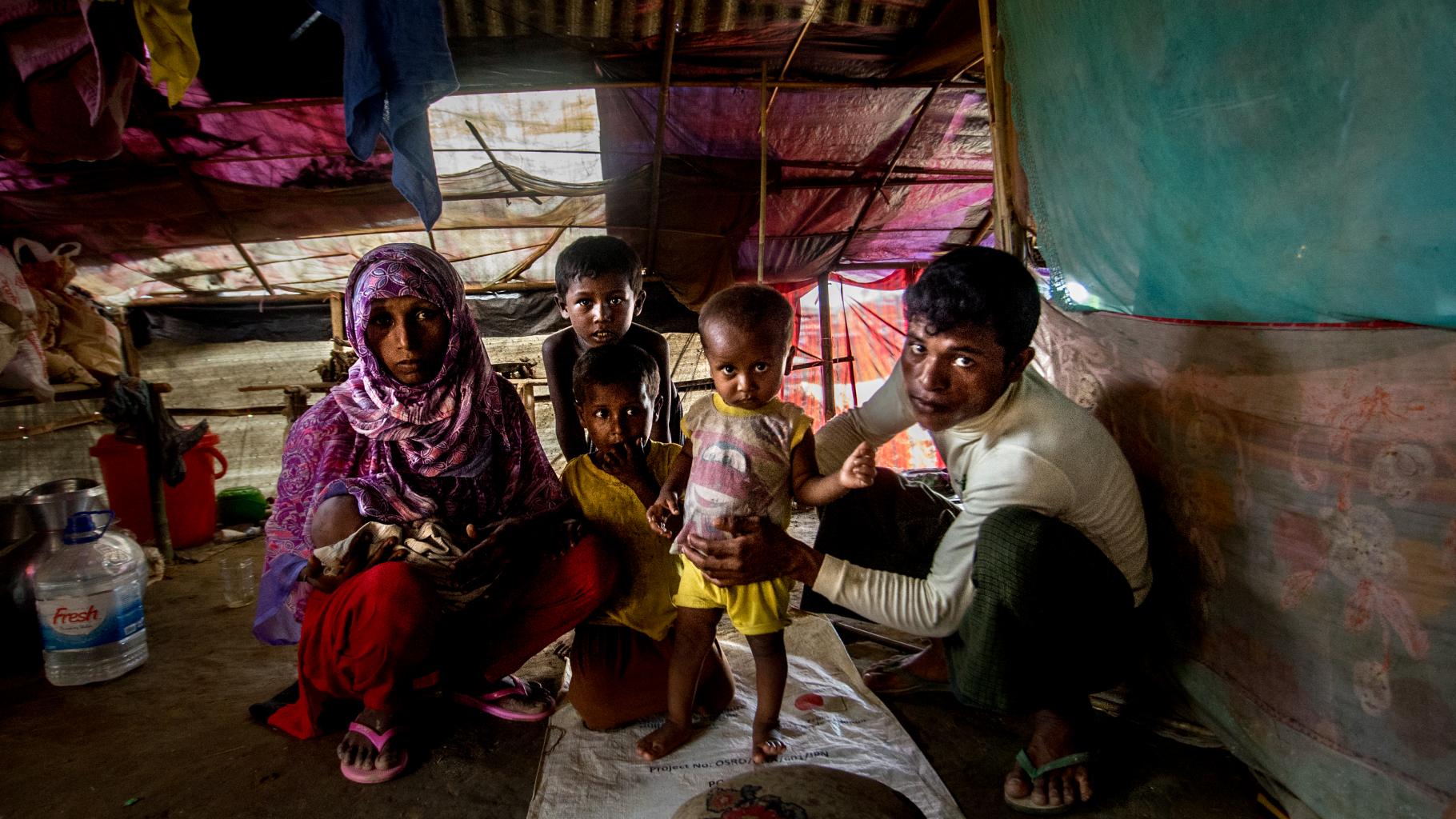 Romida mit Ehemann und Kindern im Shafiullah Ghata Camp in Bangladesch