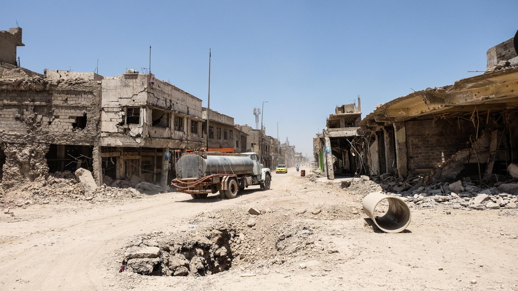 Zerstörte Straßen und Gebäude in West-Mosul