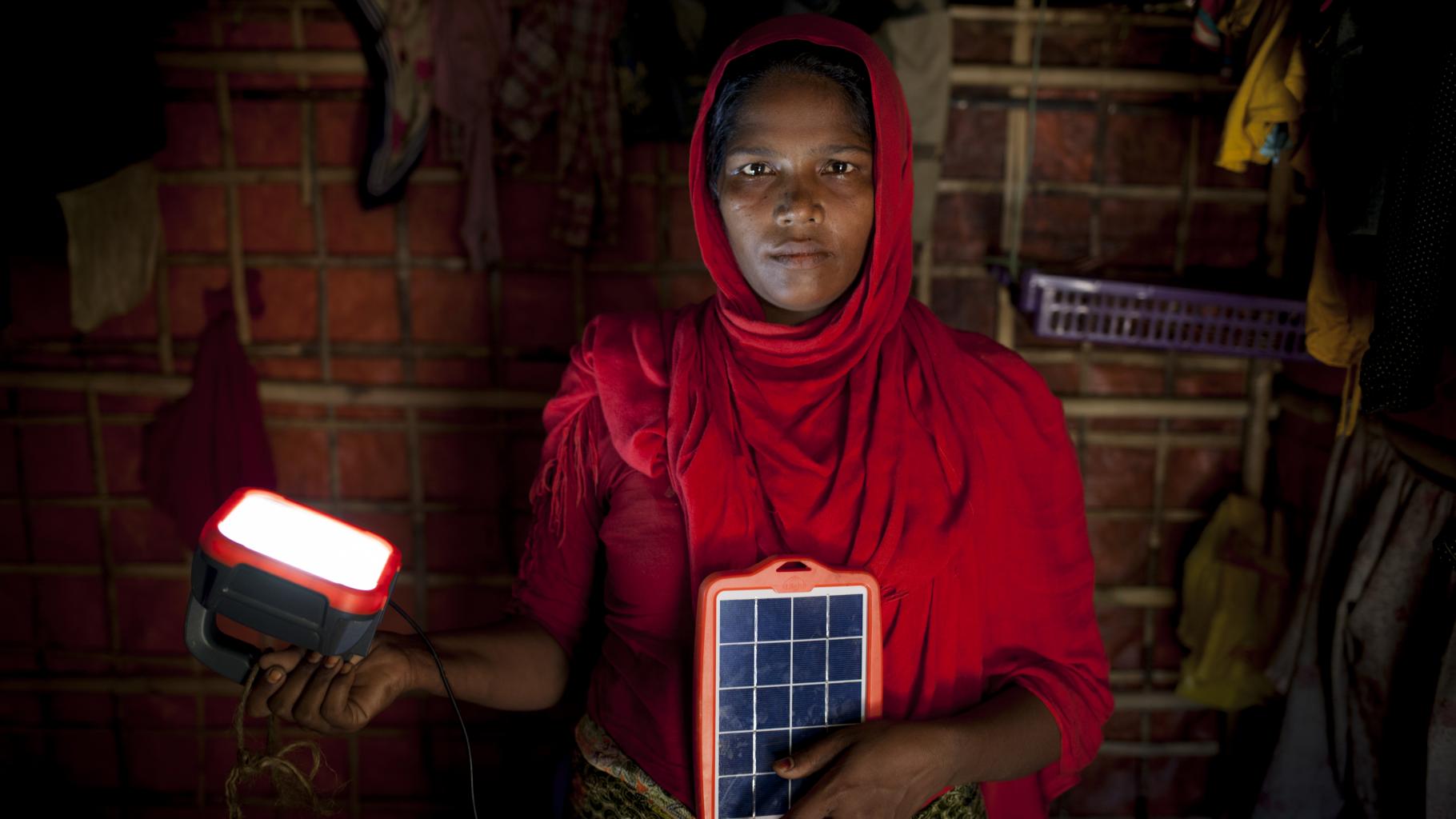 Rohingya-Geflüchtete mit Solarleuchte von Oxfam