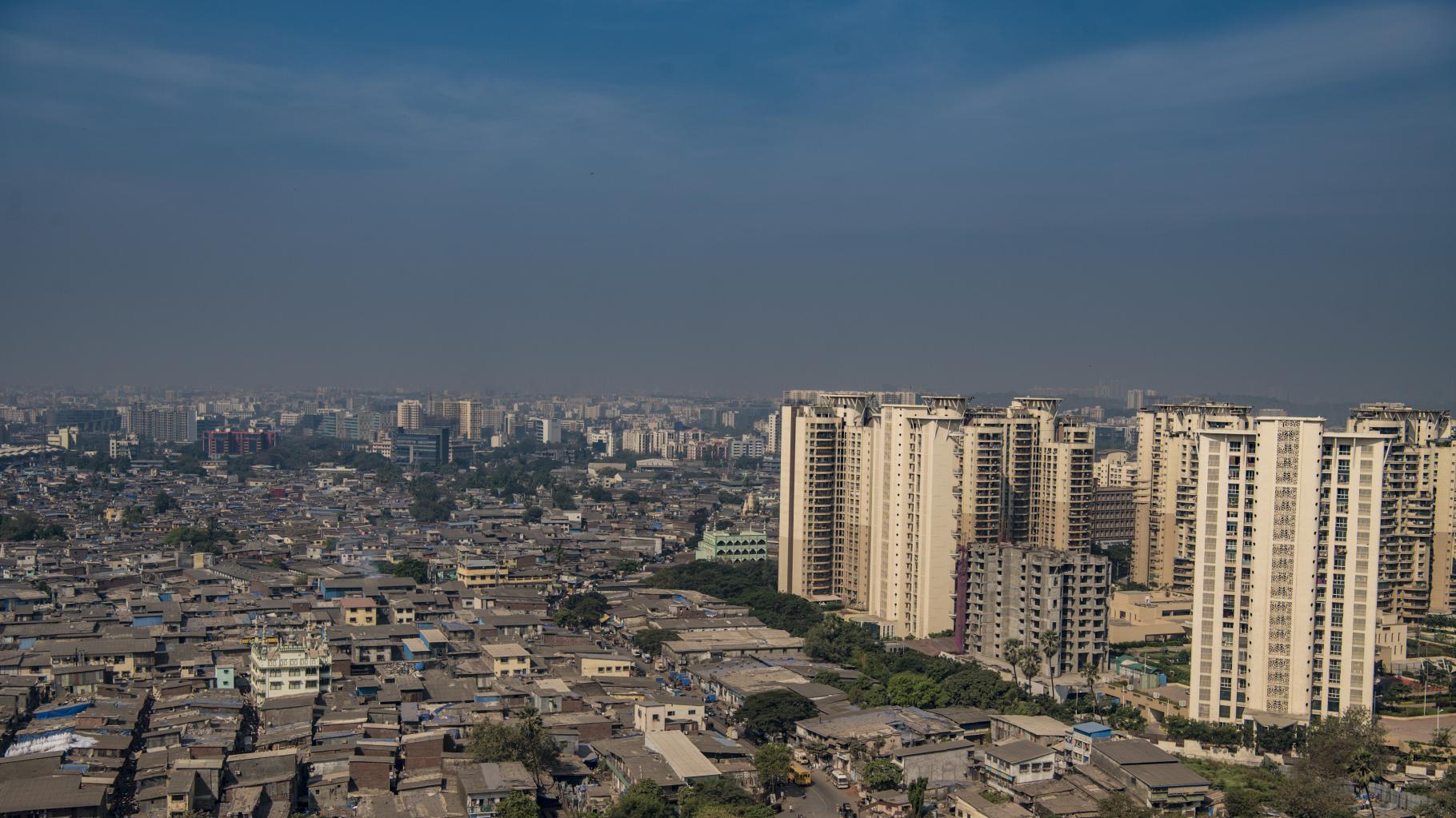 Slum neben Hochhäusern in Mumbai, Indien