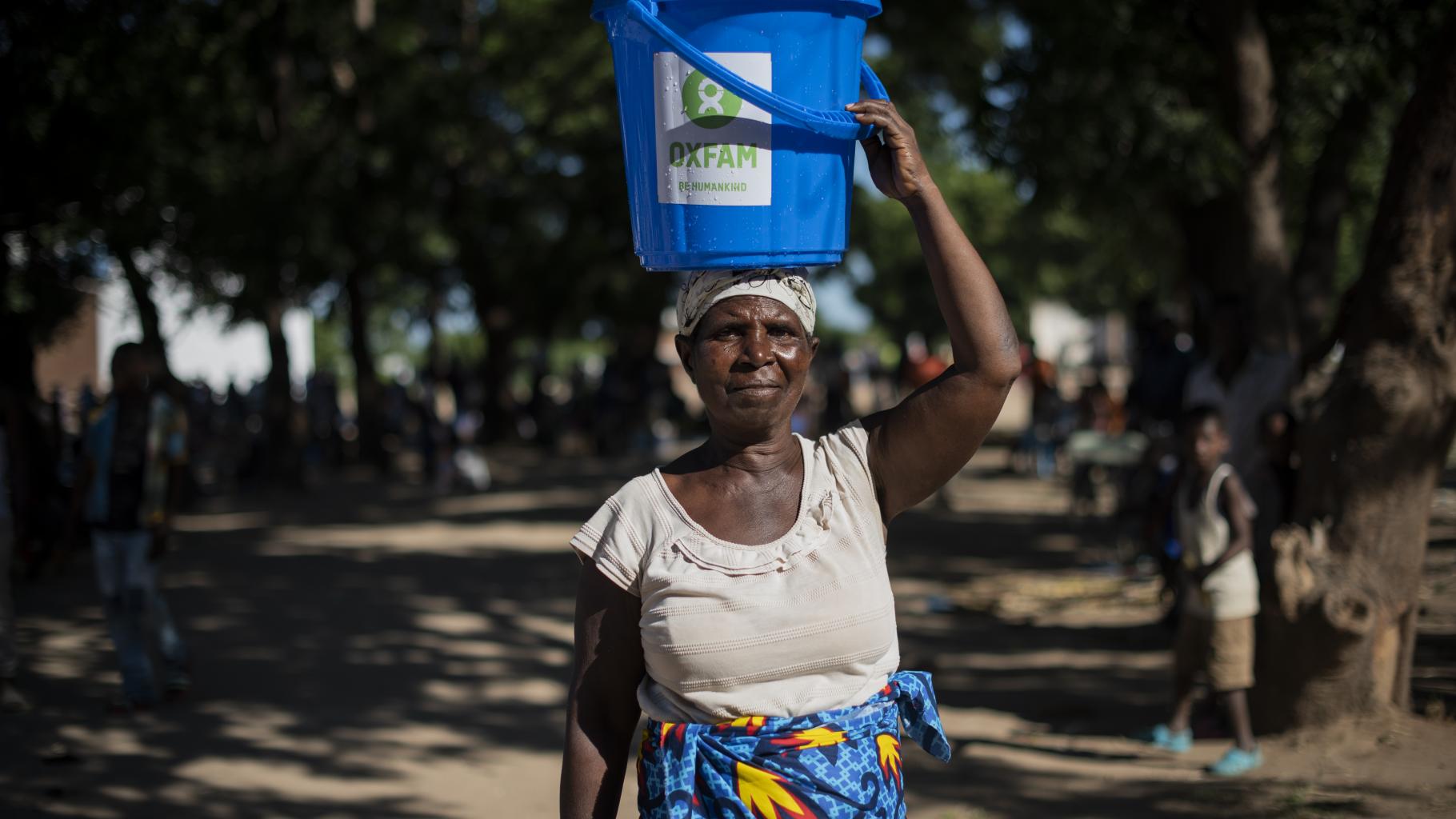 Die 65-jährige Fainesi mit einem Oxfam-Wassereimer