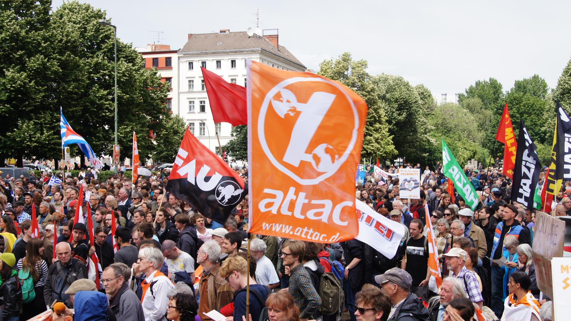 Attac-Fahne auf der Demo „Europa anders machen“ in Berlin