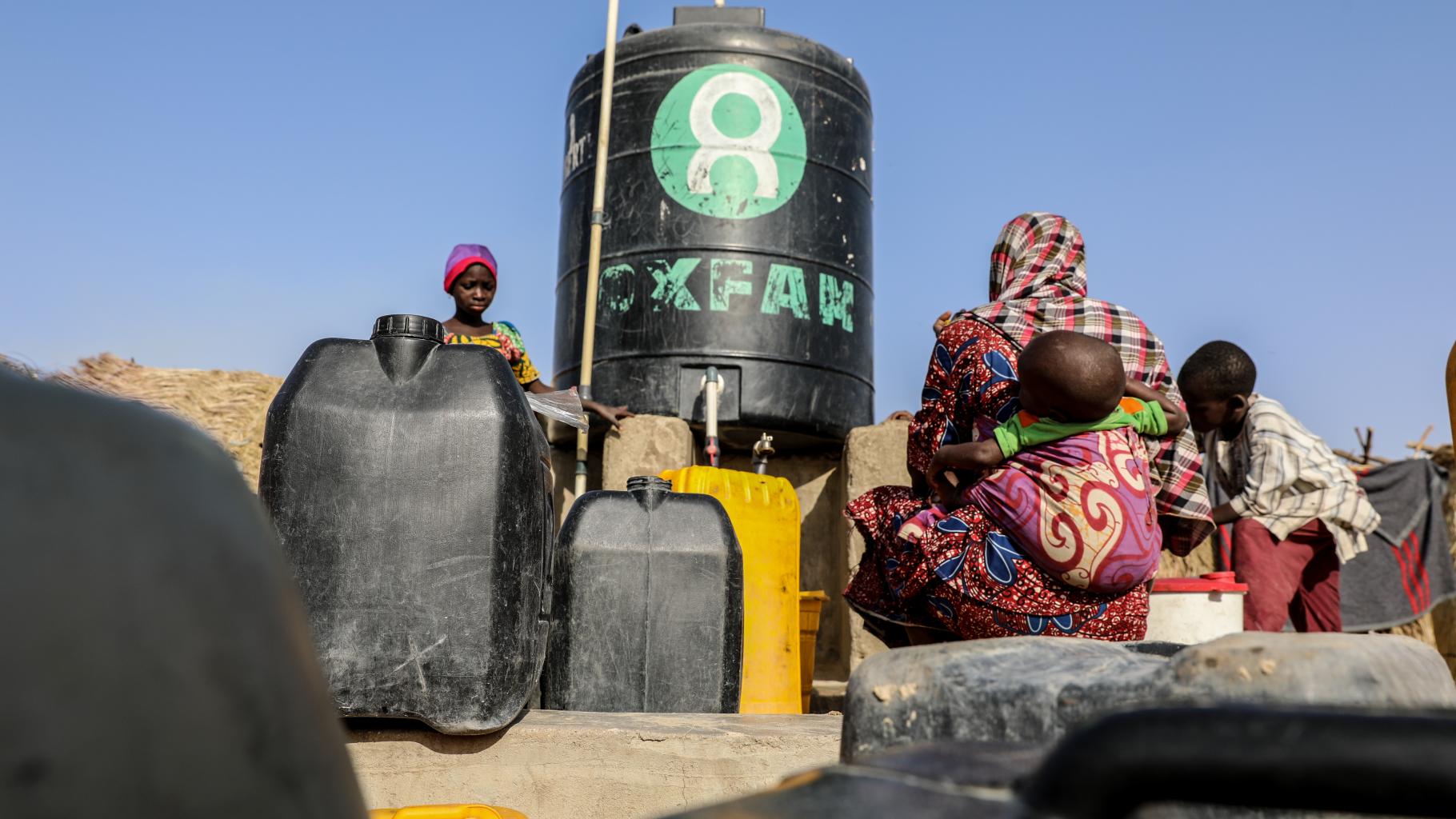 Oxfam hilft den Menschen unter anderem durch die Versorgung mit sauberem Wasser. 