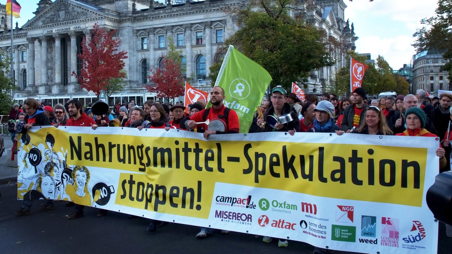 Foto: Transparent vor Brandenburger Tor: „Nahrungsmittel-Spekulation stoppen!“