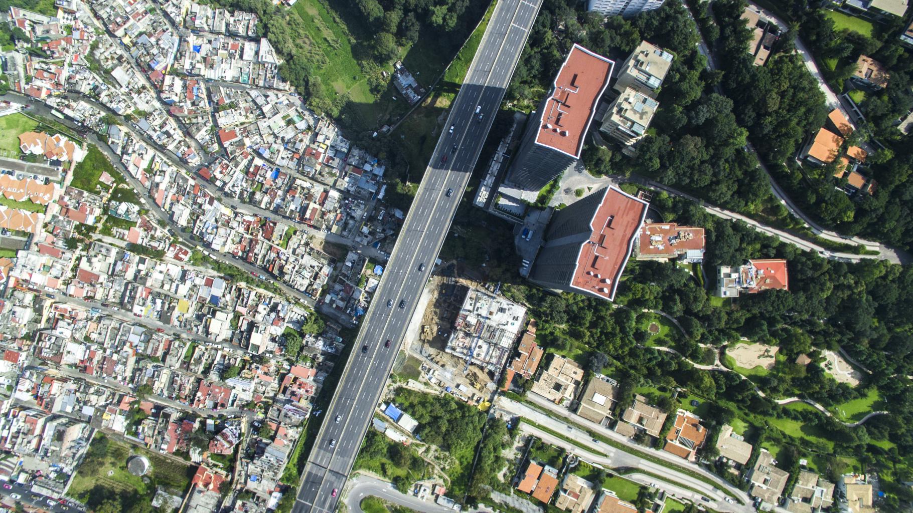 Eine Schnellstraße trennt arme von reichen Wohngegenden in Mexiko City