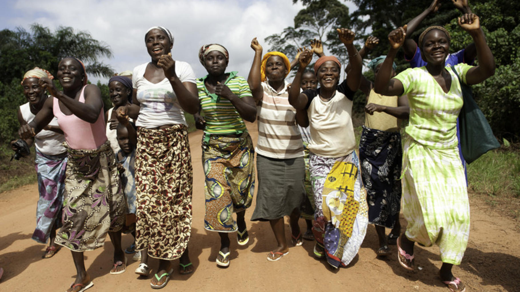 Tanzende Frauen in Liberia.