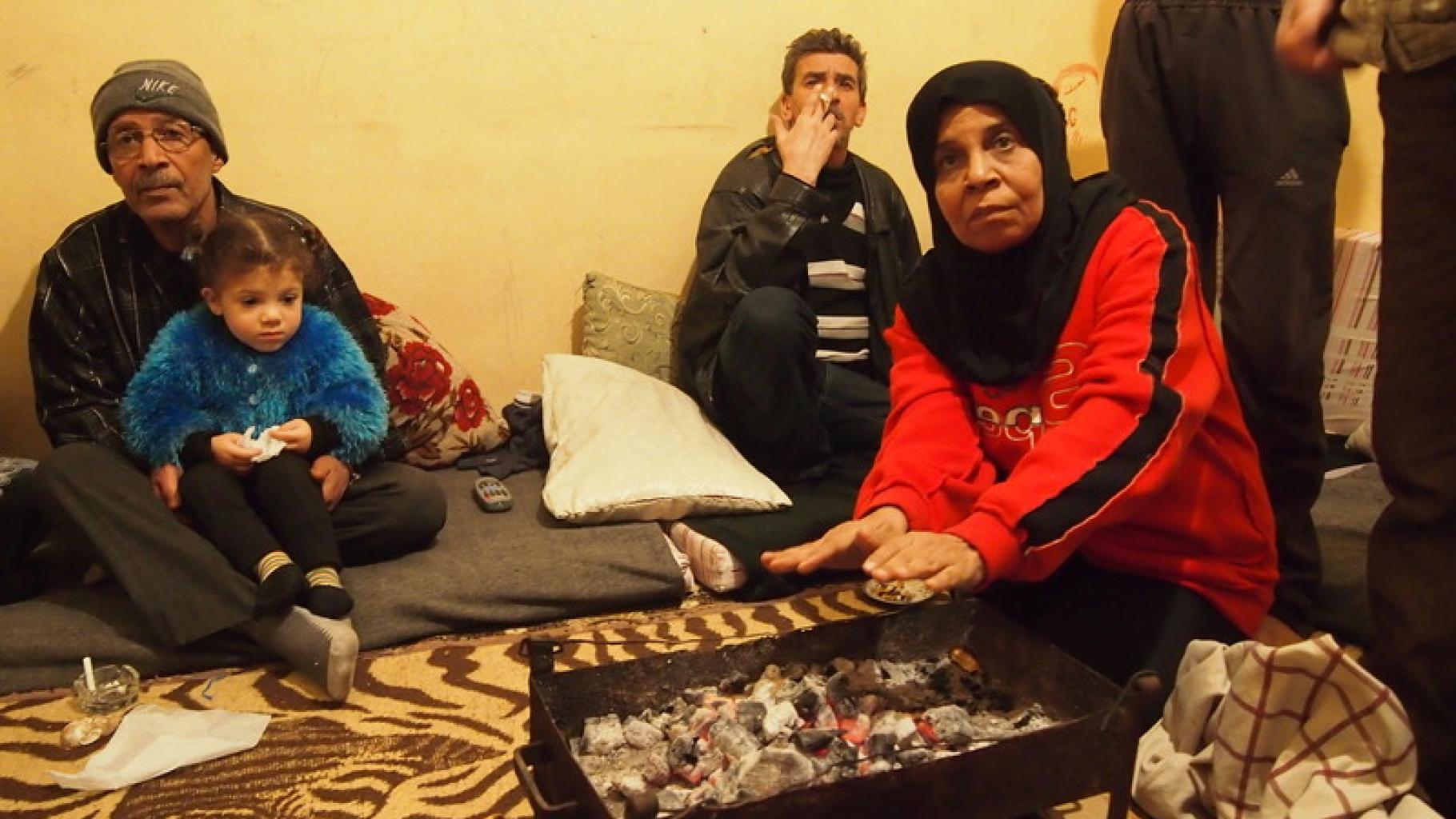 Libanon: Eine Familie wärmt sich die Hände an einem improvisierten Ofen