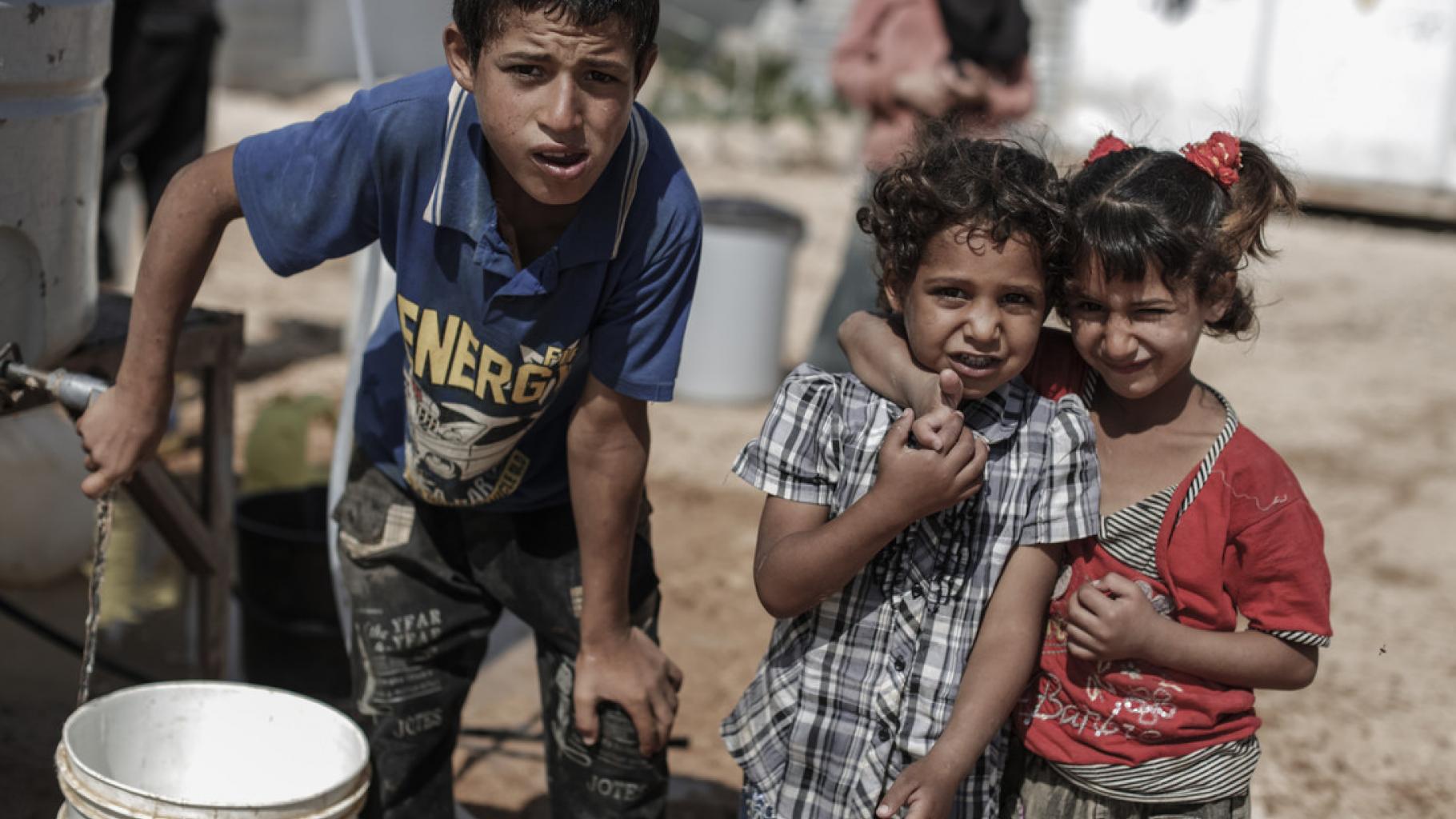 Kinder holen Wasser in einem Camp in Jordanien