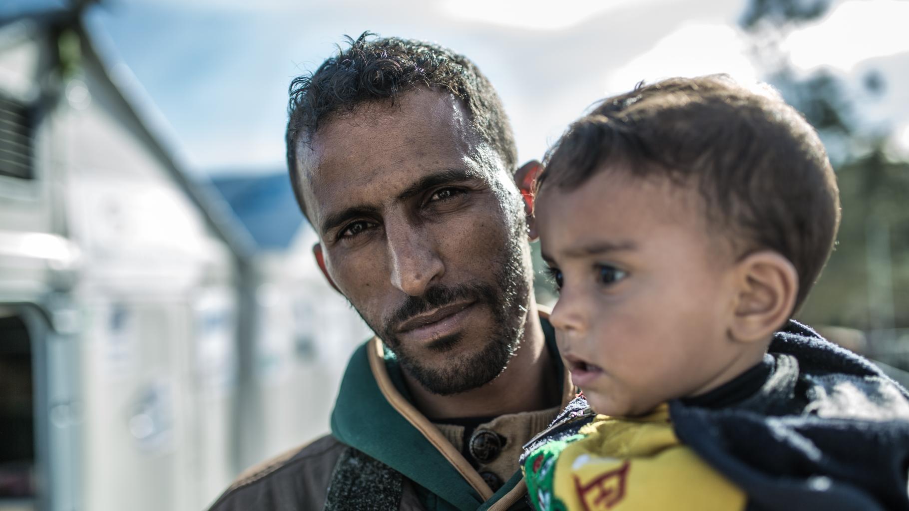 Flucht aus Syrien - Omar mit seinem zweijährigem Sohn