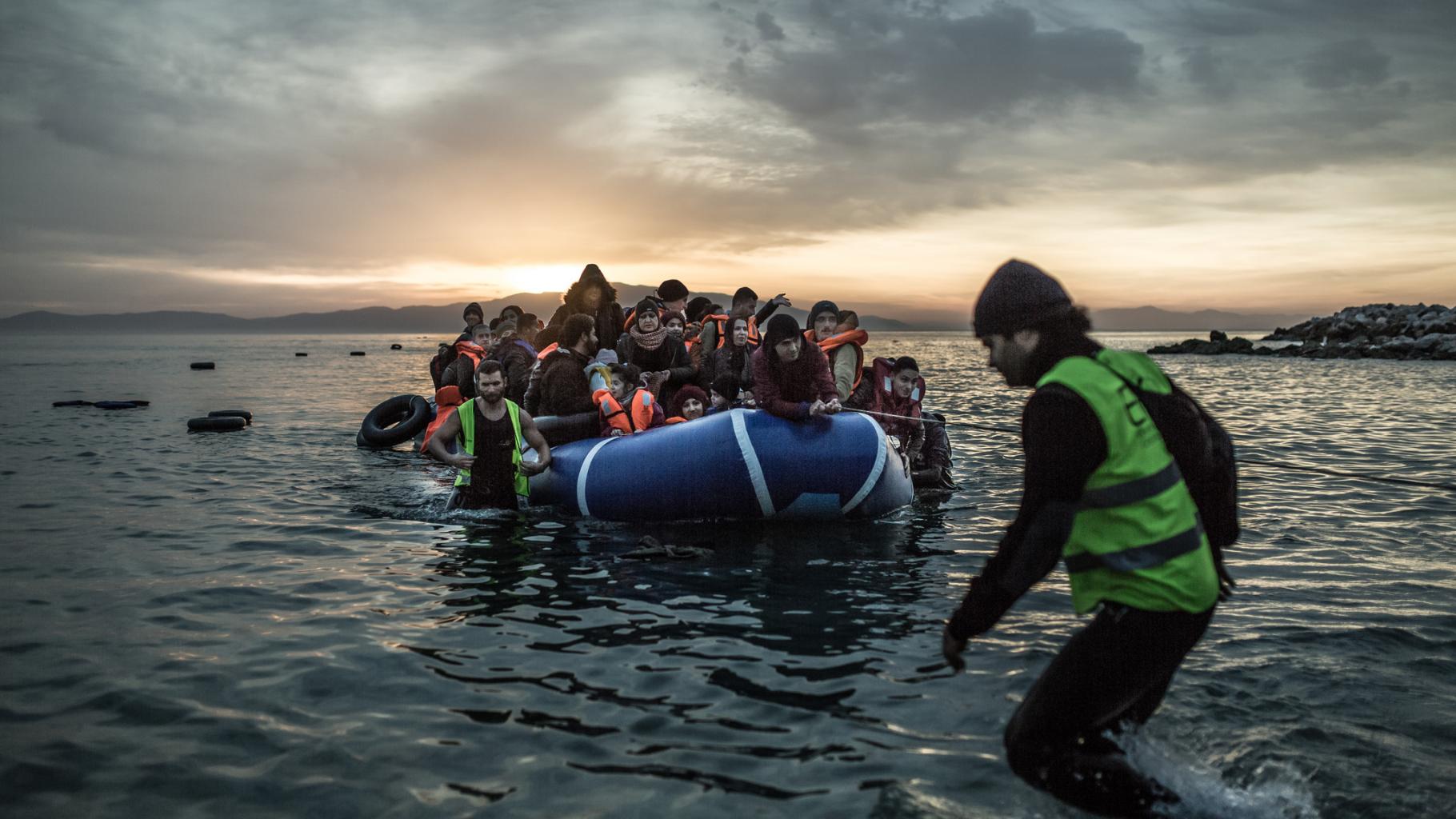 Geflüchtete kommen mit einem Schlauchboot in Griechenland, Lesbos, an