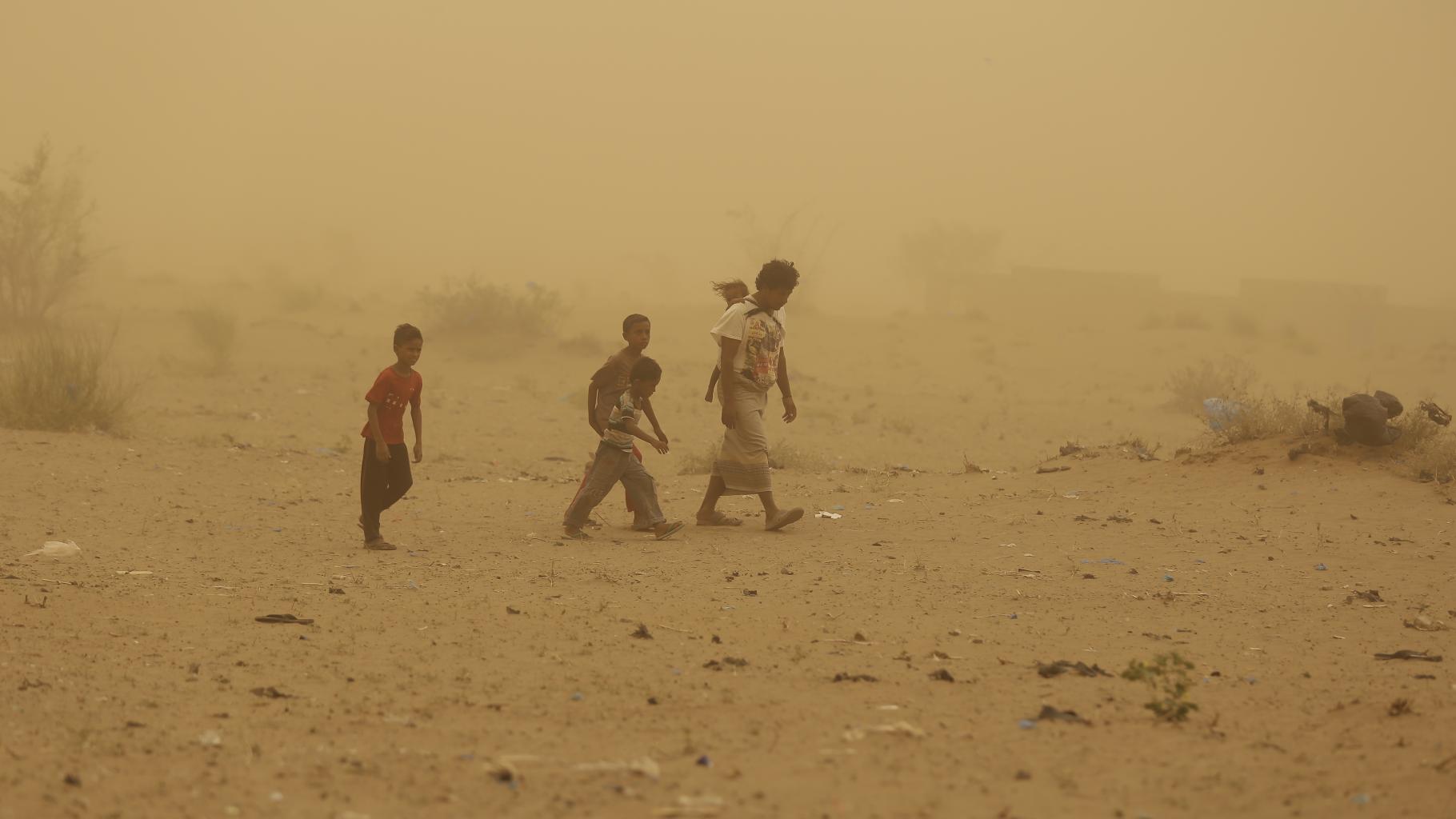 Ahmed flieht mit seinen Kindern aus Jemens Hafenstadt Al-Hudaida