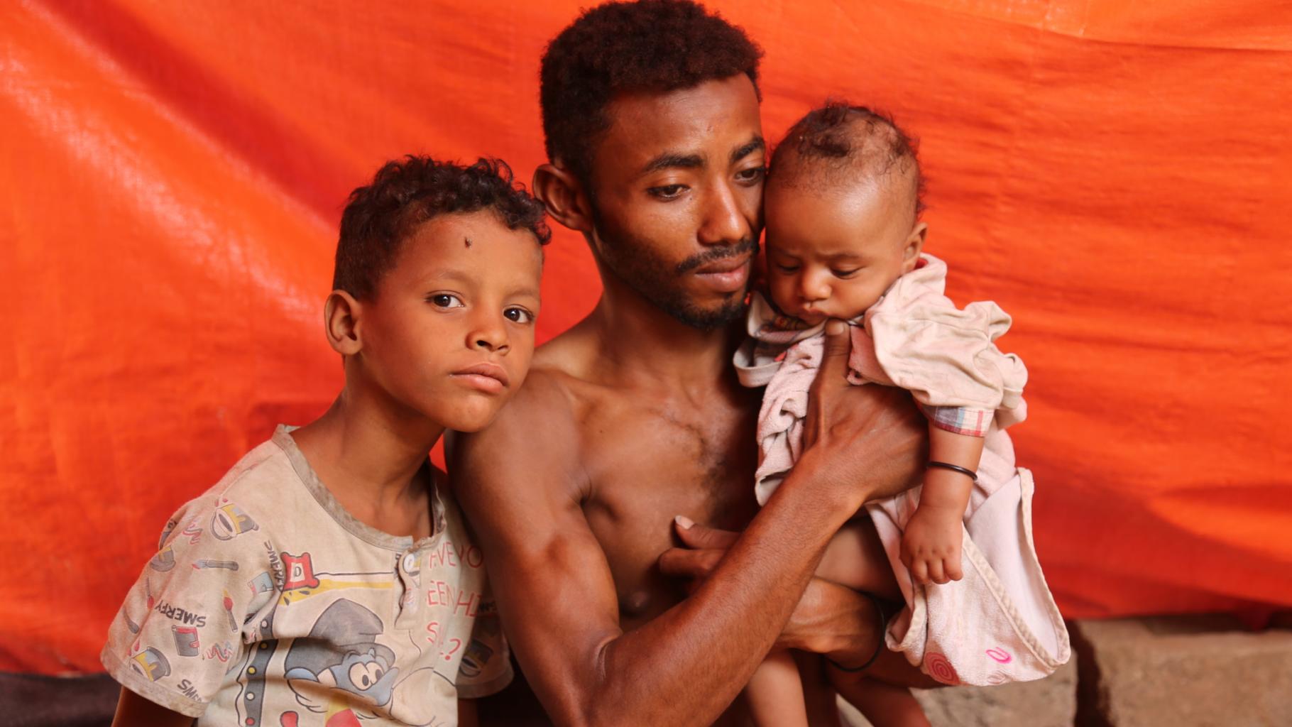 Der Jemenit Ahmed mit seinen Kindern