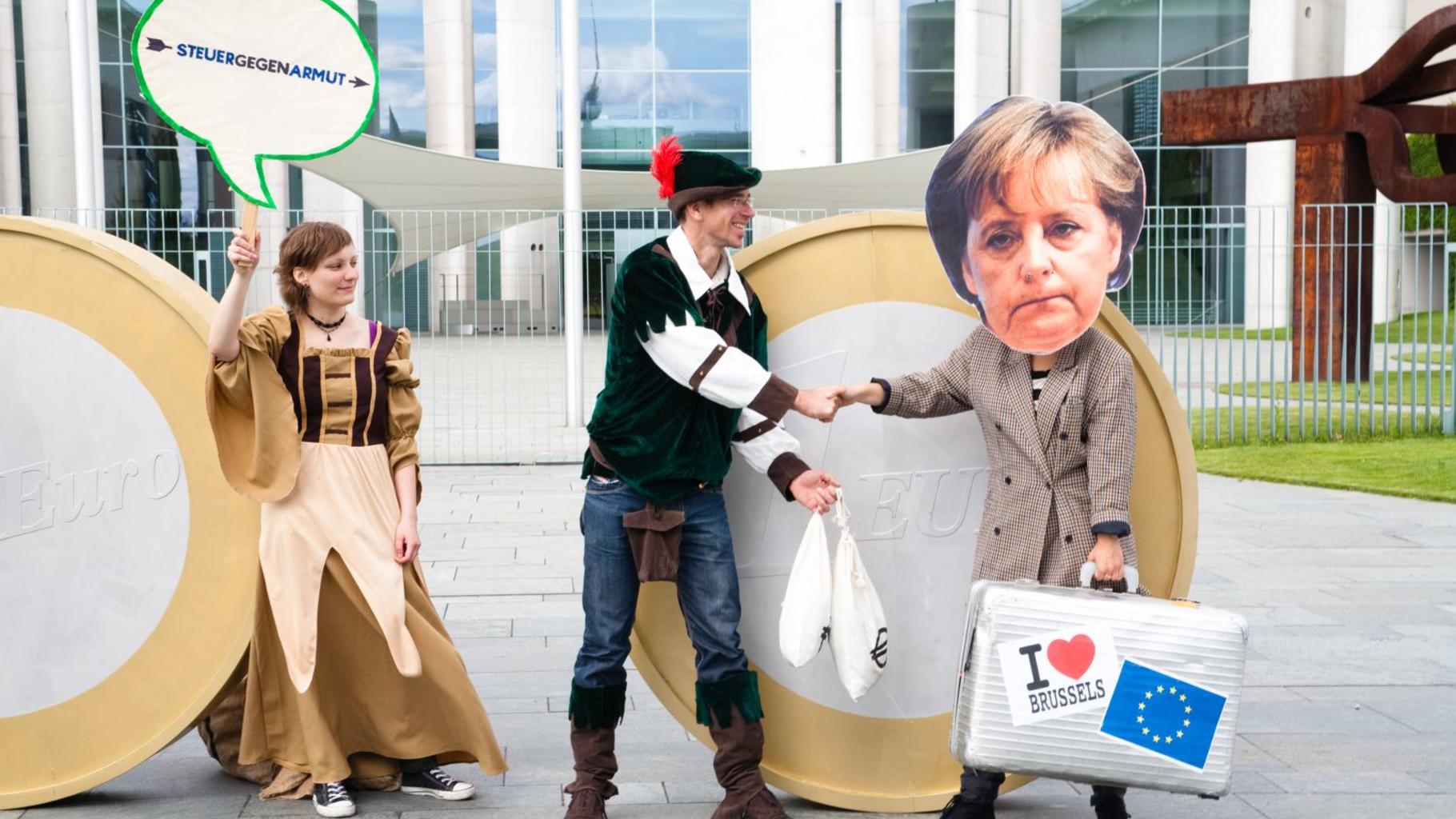 Fotoaktion: "Das Geld liegt auf der Straße, Frau Merkel! Greifen Sie zu!" | © Fi