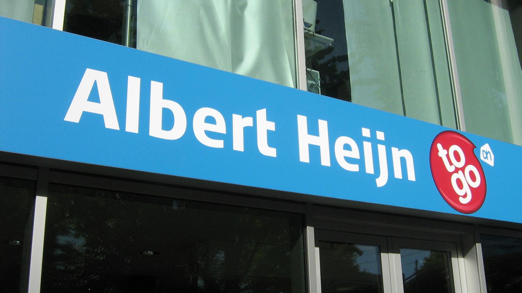 Schild über dem Eingang eines „Albert Heijn to go”-Mini-Markts in Amsterdam