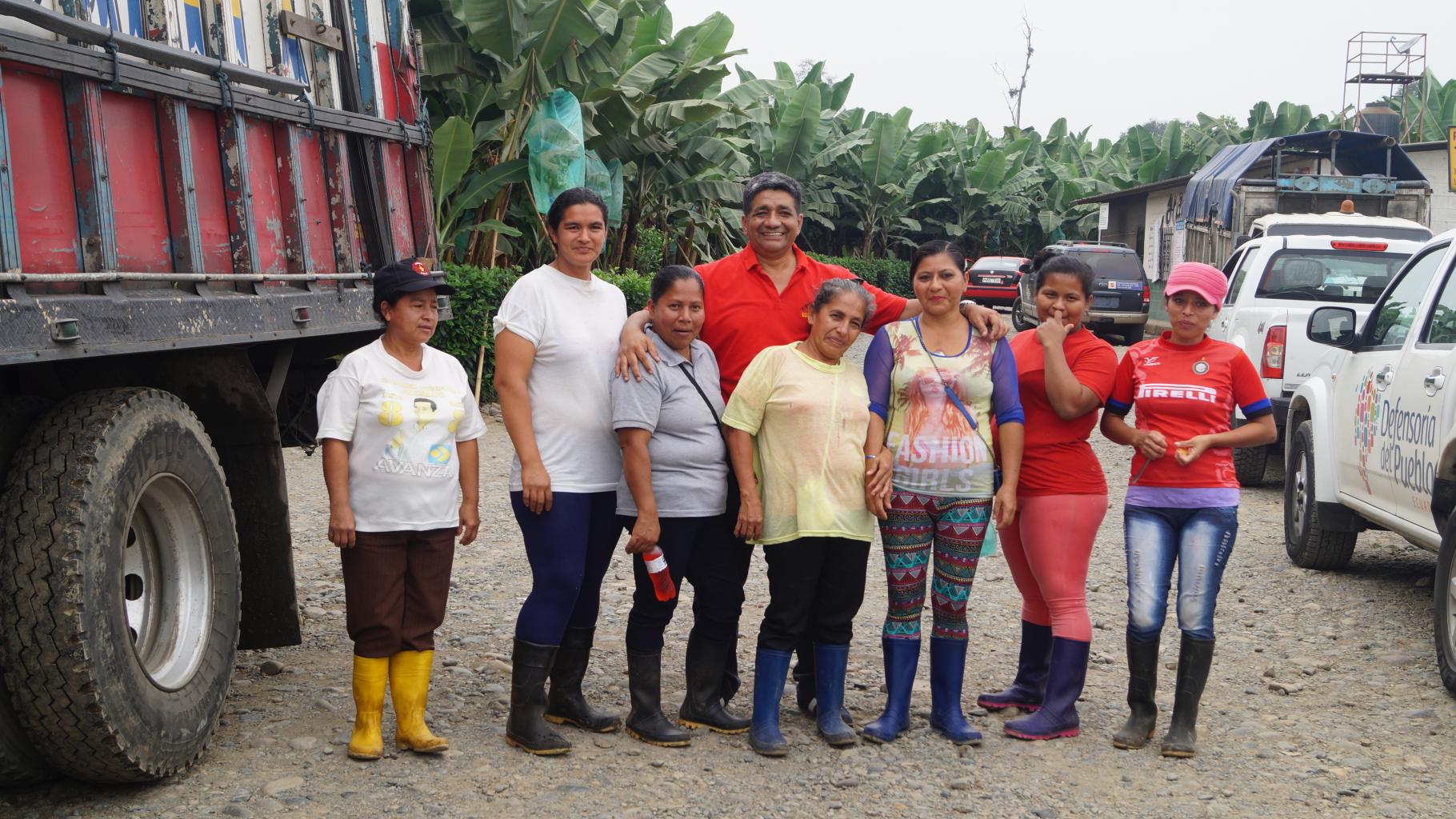 Mitarbeiter/innen von ASTAC mit ecuadorianischen Plantagenarbeiterinnen an ihrem Arbeitsplatz 