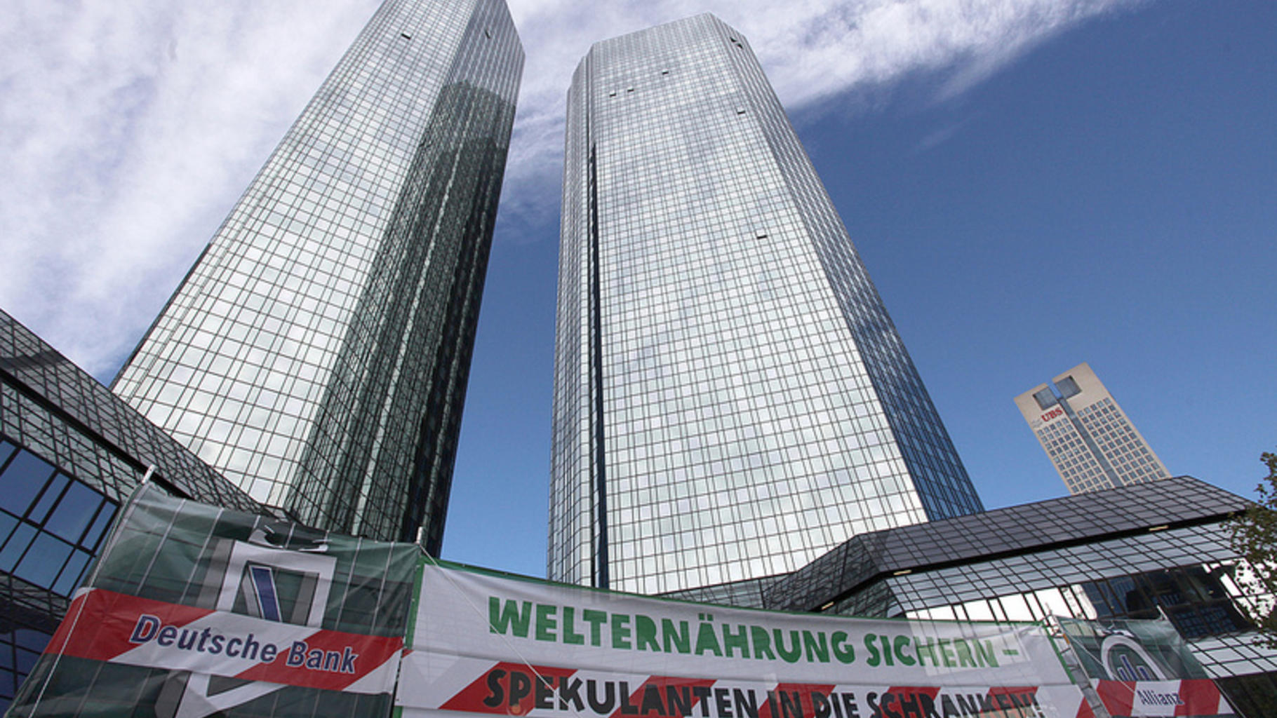 Demo gegen Nahrungsmittelspekulation vor Deutscher Bank in Frankfurt am Main 