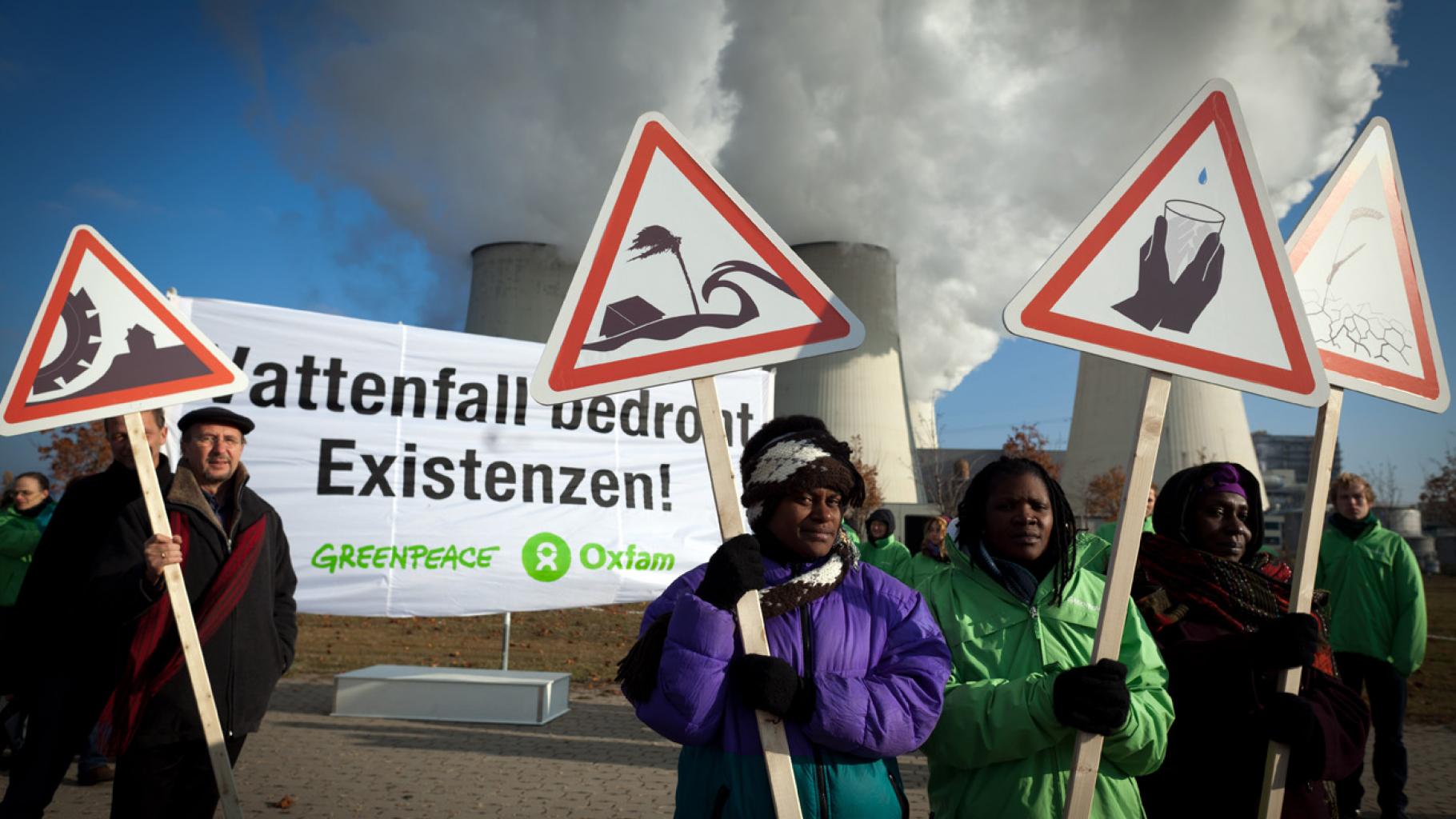 Die drei Klimazeuginnen aus Südafrika, Nigeria und Papua-Neuguinea demonstrieren in Jänschwalde.