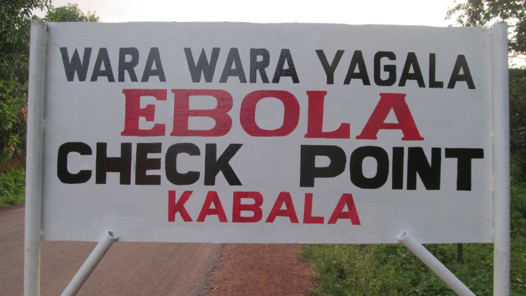 Ein Straßenschild mit der Aufschrift Wara Wara Yagala Ebola Check Point Kabala