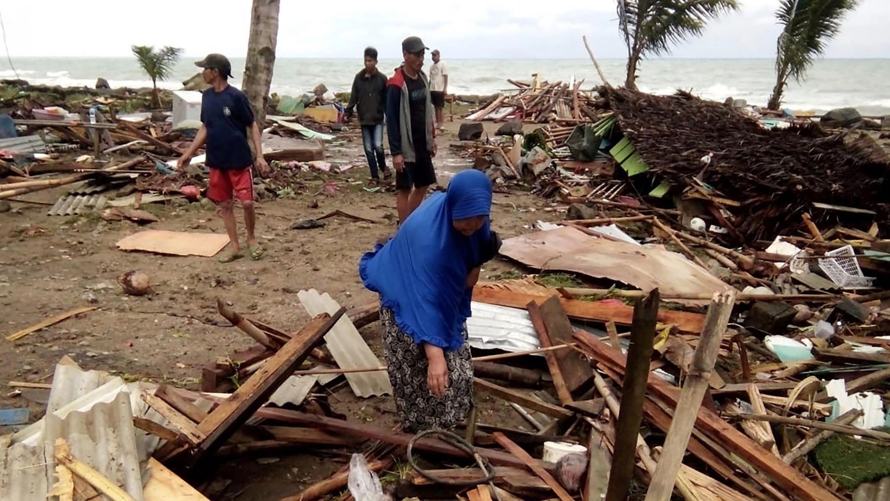 Bewohner inspizieren die Schäden an ihren Häusern am Strand von Carita, nachdem das Gebiet am 22. Dezember von einem Tsunami heimgesucht wurde.