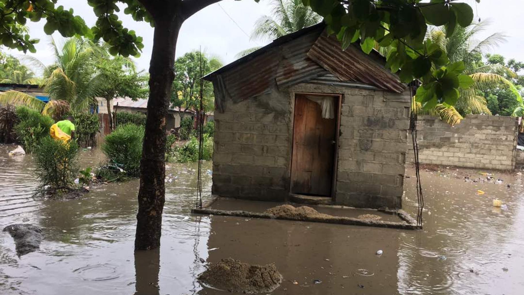 Ein Haus mit Wellblechdach in einem überschwemmten Gebiet