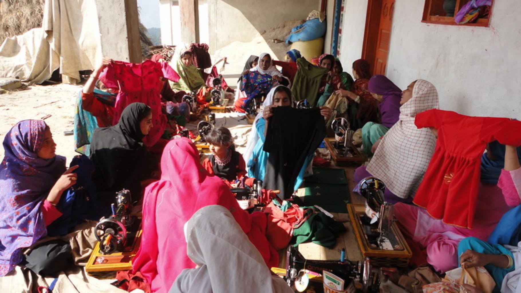 Frauen nehmen an einer Schneiderausbildung teil