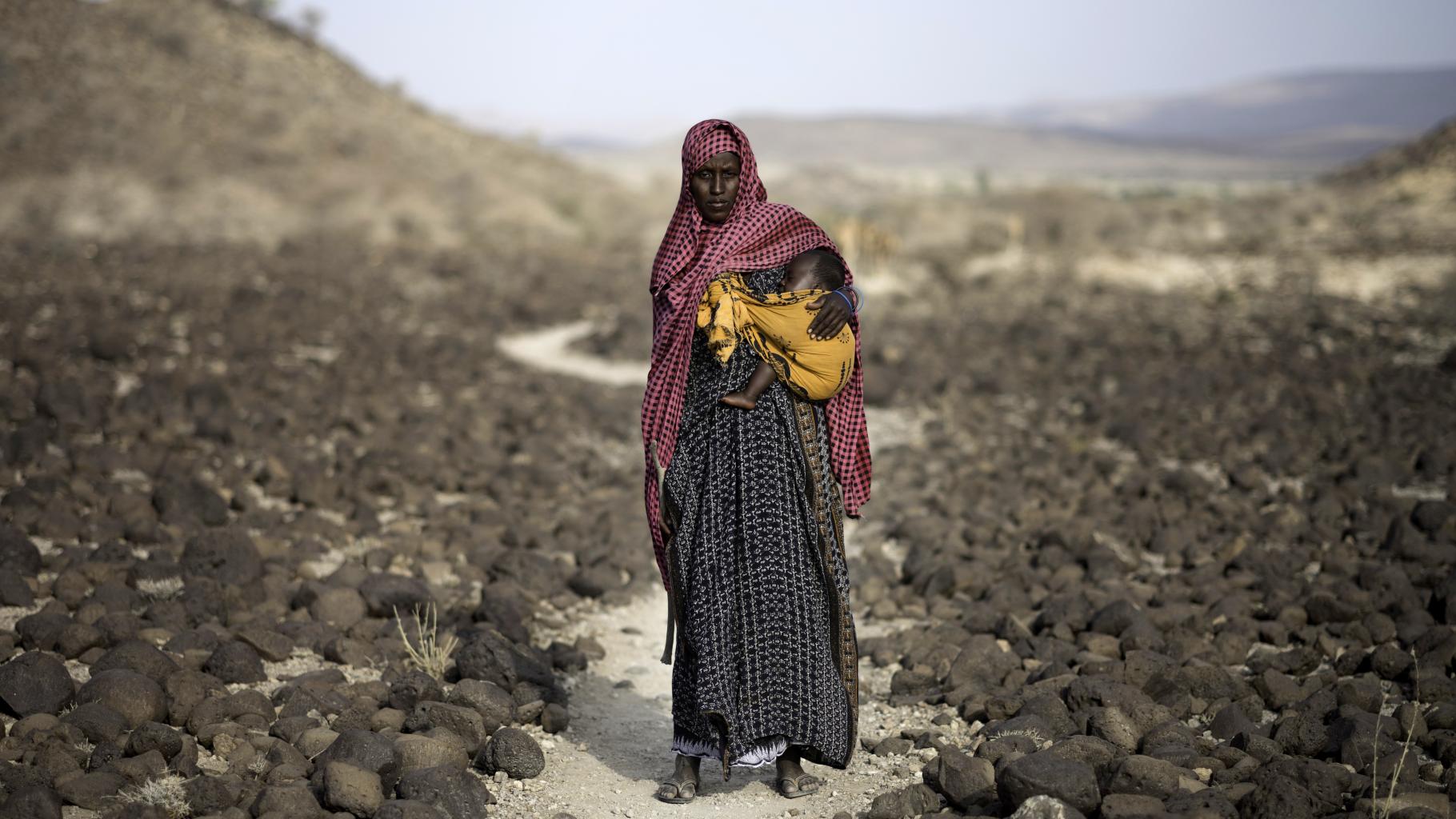 Menschen wie Mako und ihr Baby Ammal aus Somali, Äthiopien, sind bereits jetzt von den Folgen der Klimakrise unmittelbar betroffen. 