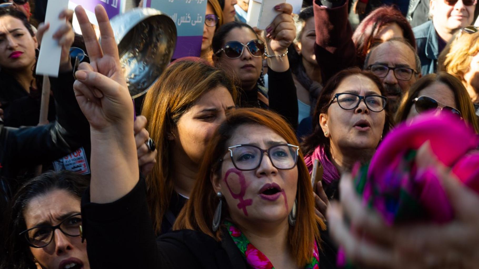 Frauen und Männer demonstrieren demonstrieren mit Bannern, Halstüchern und Pfannen